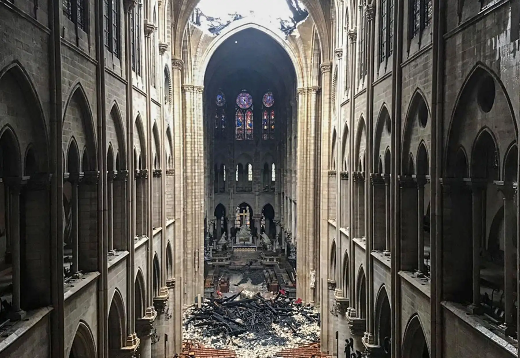 Así se ve el interior de Notre Dame tras el incendio. Foto: AFP