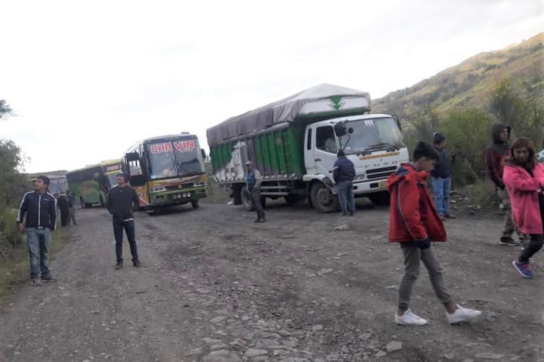 Reportan vehículos varados en vía Longitudinal de Conchucos por deslizamientos en la sierra de Áncash. ANDINA/Difusión