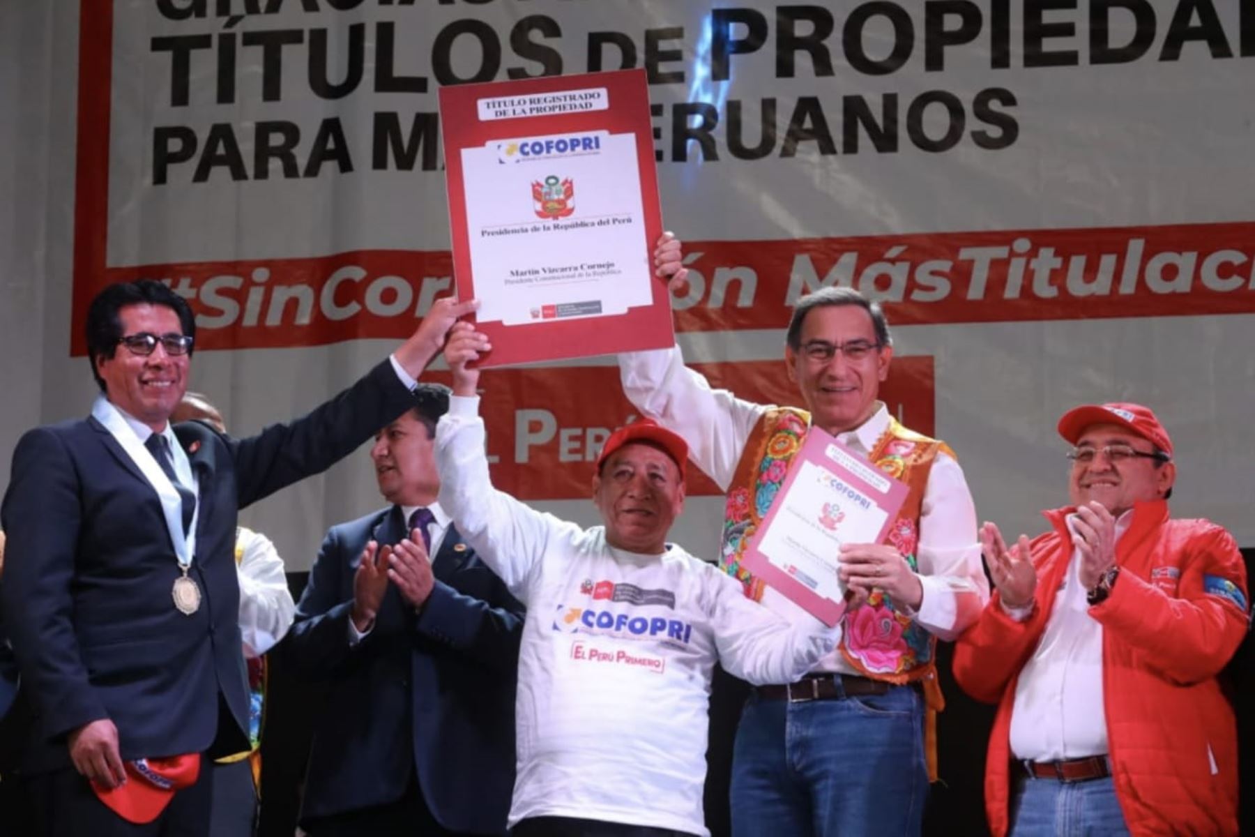 ANDINA/DifusiónPresidente Martín Vizcarra encabeza ceremonia de entrega de títulos de propiedad que beneficia a más de 10,000 pobladores de Junín. ANDINA/Difusión