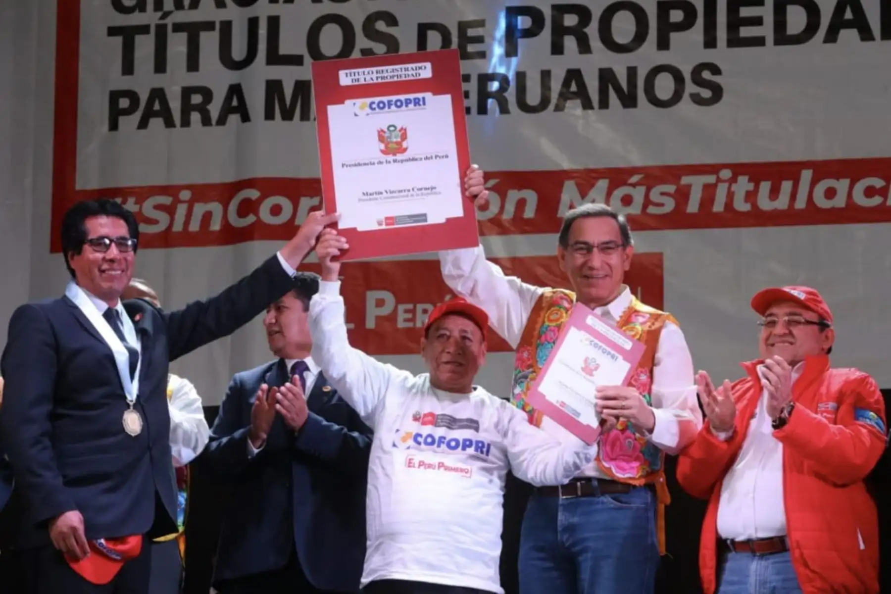 ANDINA/DifusiónPresidente Martín Vizcarra encabeza ceremonia de entrega de títulos de propiedad que beneficia a más de 10,000 pobladores de Junín. ANDINA/Difusión