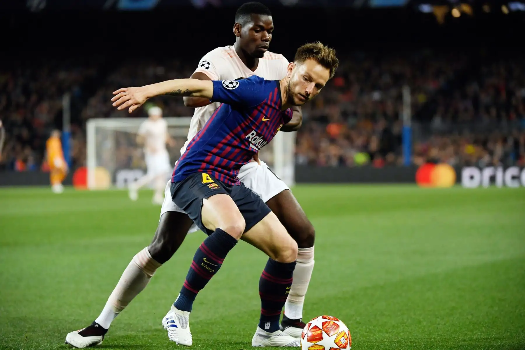 El mediocampista francés del Manchester United, Paul Pogba (L), compite con el mediocampista croata Ivan Rakitic del Barcelona durante los partidos de cuartos de final de la UEFA Champions League entre Barcelona y Manchester United .
Foto: AFP