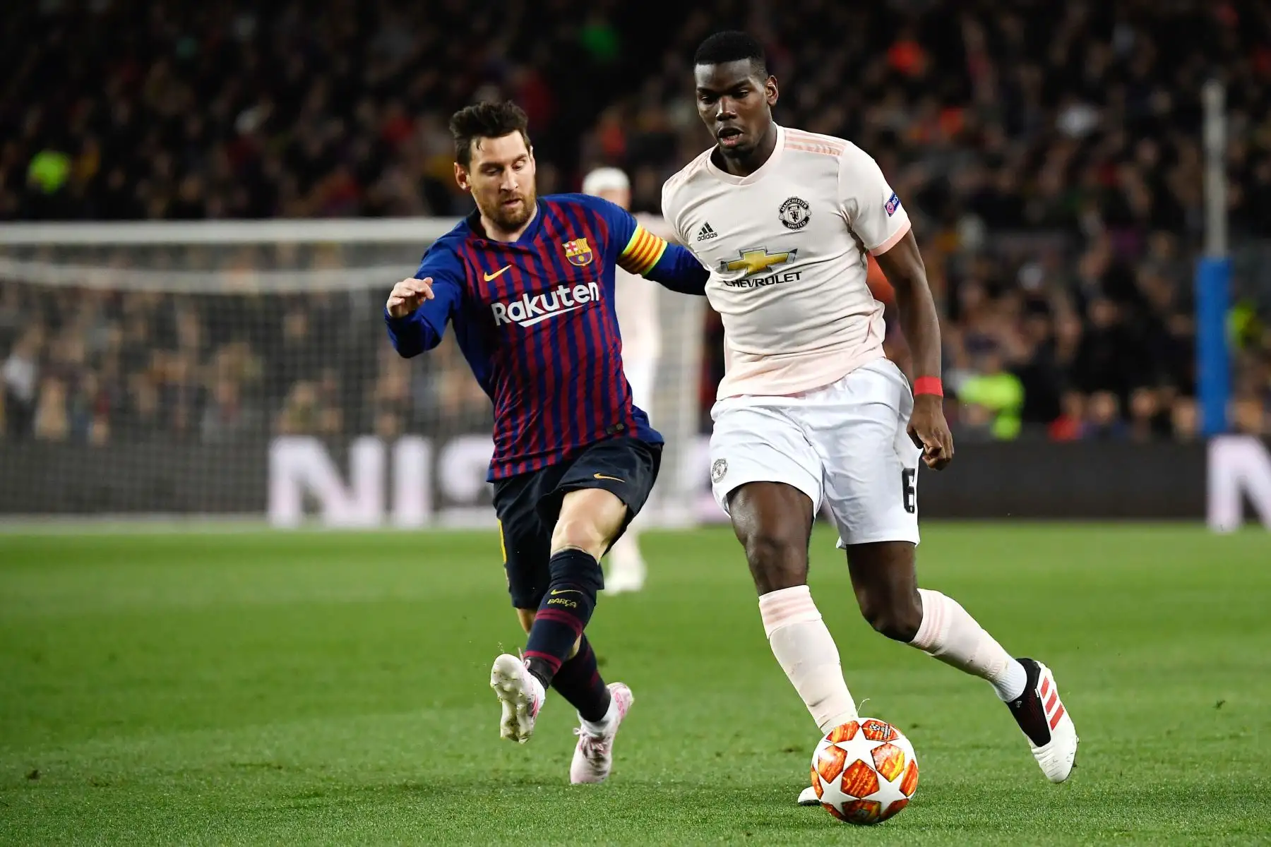 El delantero argentino del Barcelona Lionel Messi (L) compite con el mediocampista francés del Manchester United Paul Pogba durante el partido de fútbol de la segunda jornada de la UEFA Champions League entre el Barcelona y el Manchester United .Foto:AFP