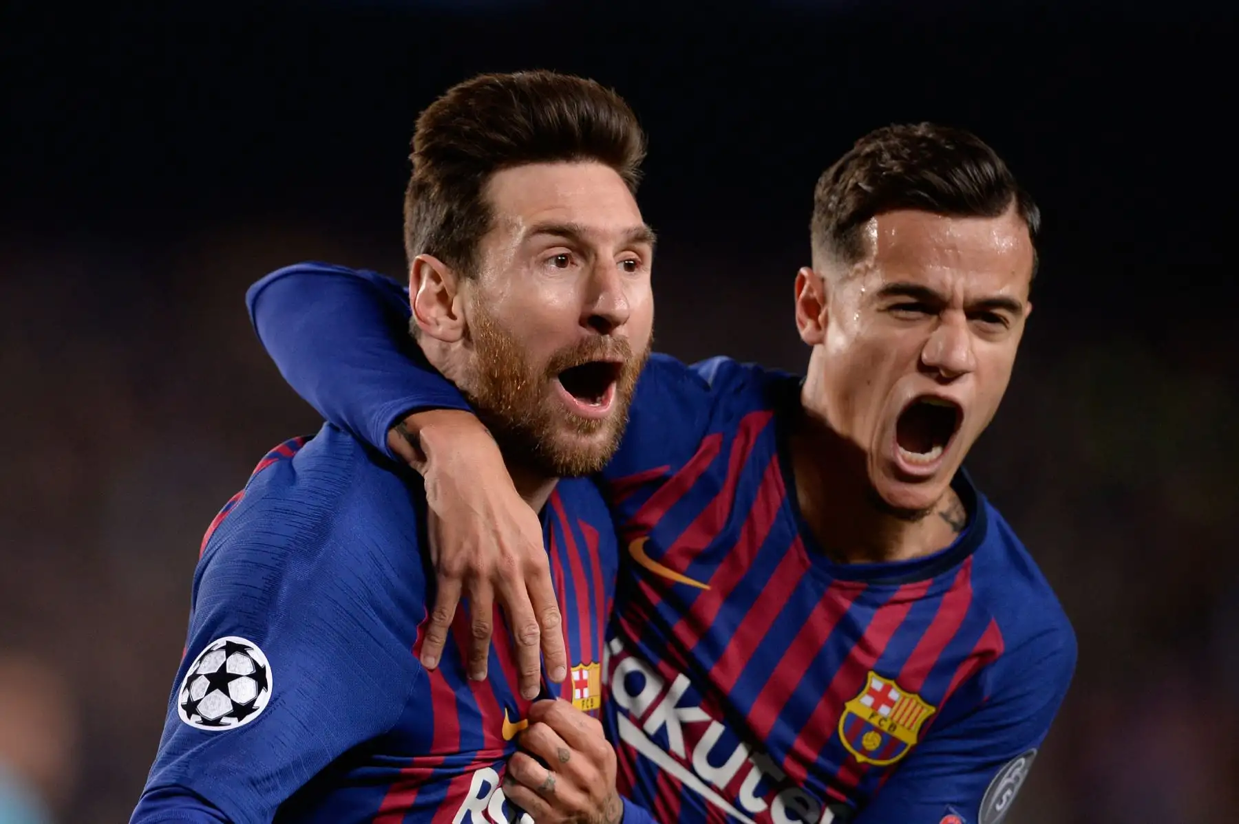 El delantero argentino del Barcelona Lionel Messi (L) celebra con el mediocampista brasileño Philippe Coutinho luego de marcar un gol durante el partido de fútbol de la segunda etapa de la UEFA Champions League entre Barcelona y Manchester United.Foto:AFP