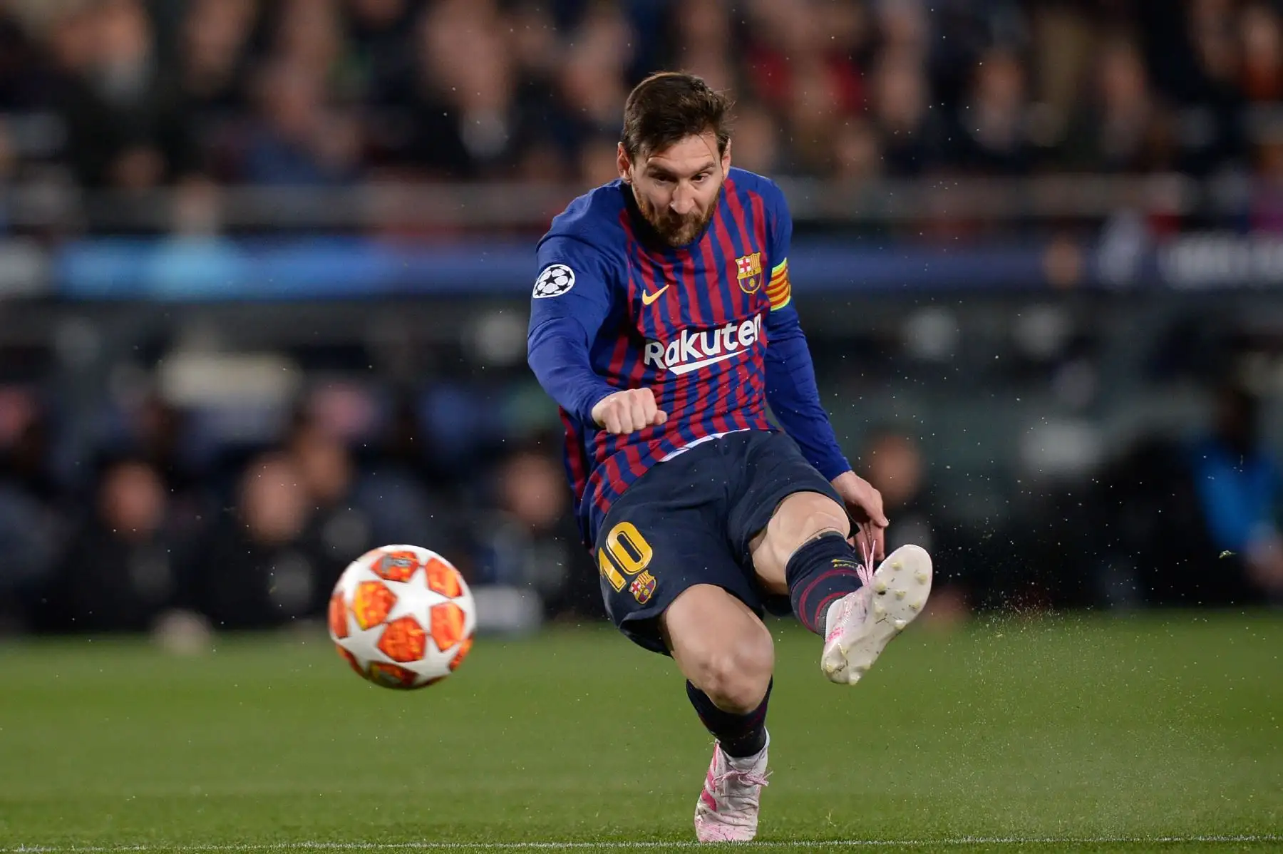 El delantero argentino de Barcelona Lionel Messi marca un gol durante el partido de fútbol de la segunda etapa de la UEFA Champions League entre Barcelona y Manchester United.Foto: AFP