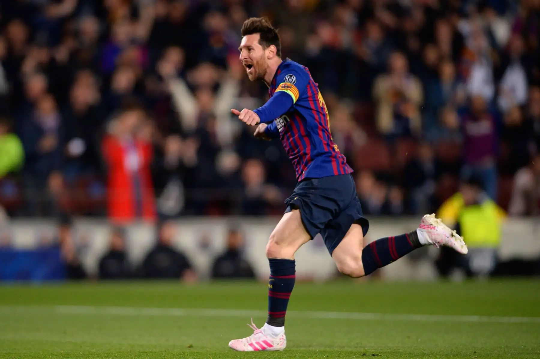 El delantero argentino de Barcelona, Lionel Messi, celebra después de marcar un gol durante el partido de fútbol de la segunda jornada de la UEFA Champions League entre Barcelona y Manchester United.Foto:AFP