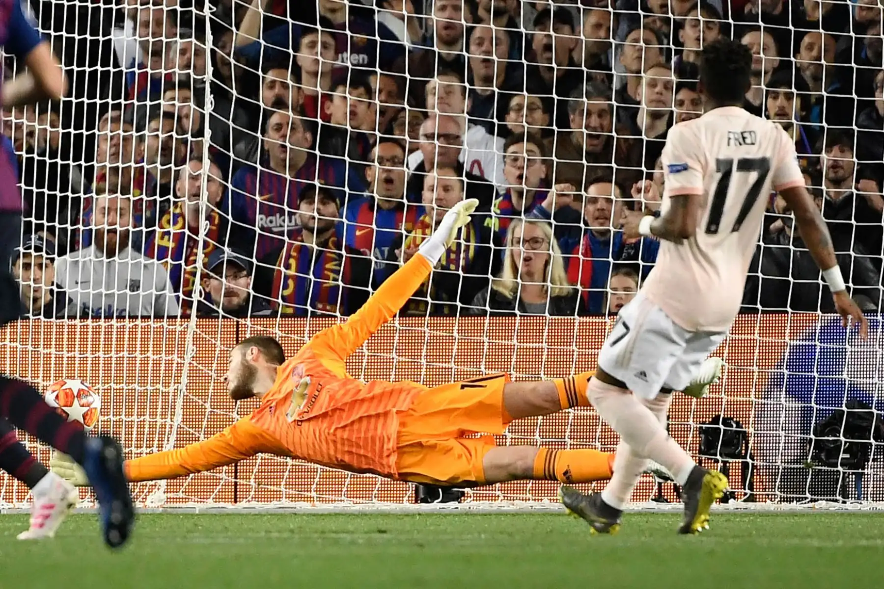 El portero español del Manchester United, David De Gea, concede el primer gol durante el partido de fútbol de la segunda etapa de la UEFA Champions League entre Barcelona y Manchester United.Foto:AFP