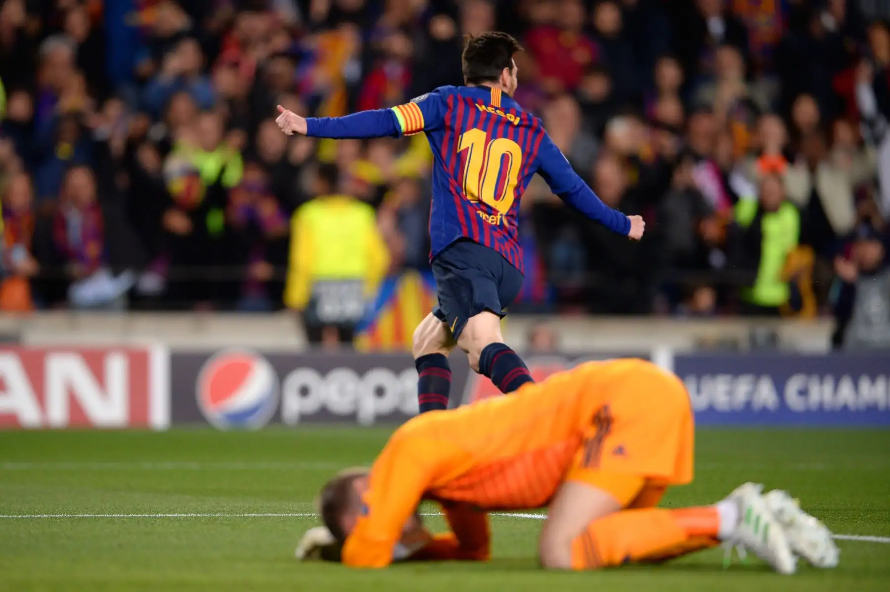 El delantero argentino de Barcelona, Lionel Messi, celebra después de marcar un gol durante el partido de fútbol de la segunda jornada de la UEFA Champions League entre Barcelona y Manchester United. Foto:AFP