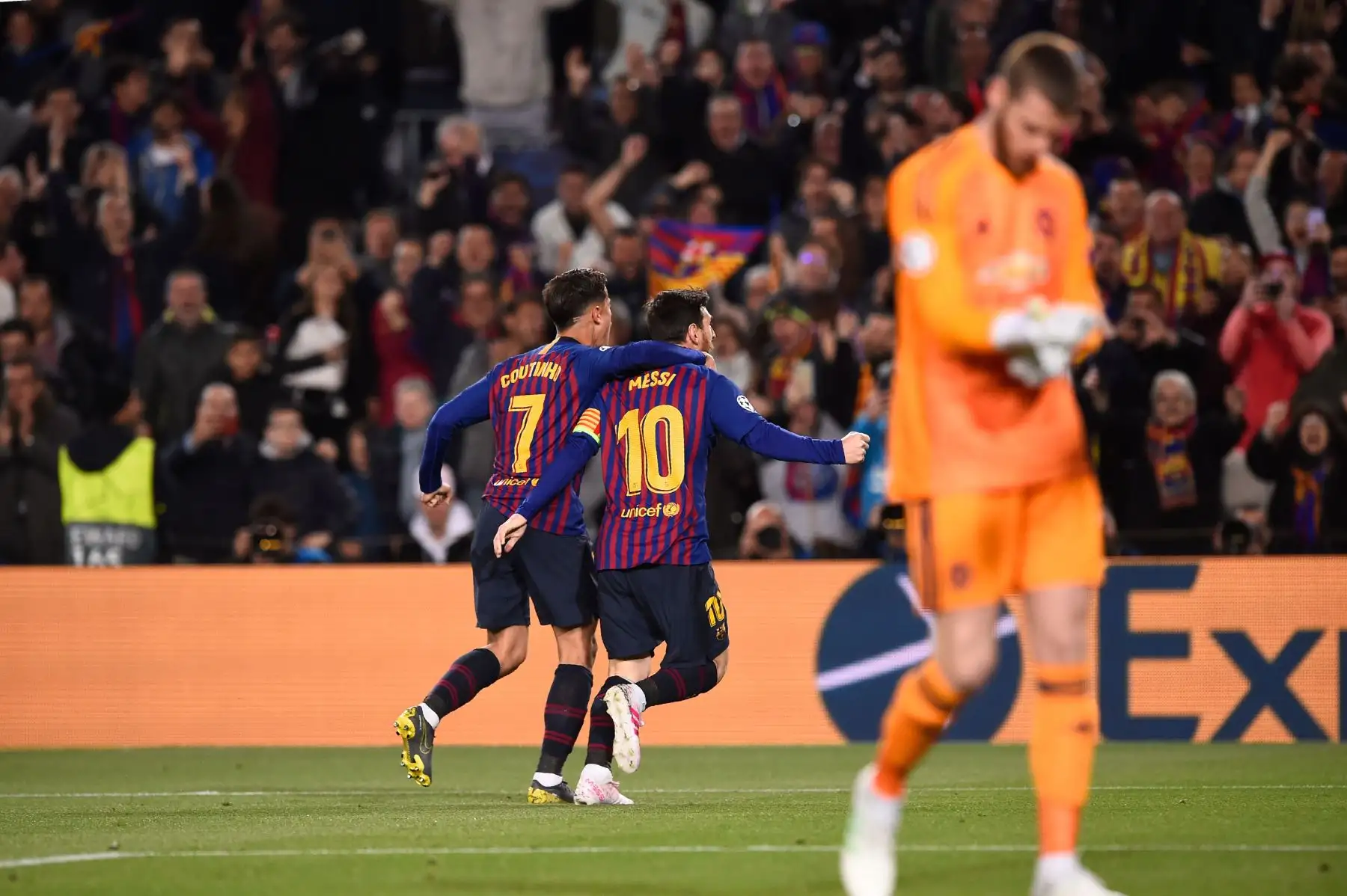 El delantero argentino del Barcelona Lionel Messi (C) celebra con el mediocampista brasileño Philippe Coutinho luego de anotar durante el partido de fútbol de la segunda jornada de la UEFA Champions League entre el Barcelona y el Manchester United.Foto:AFP