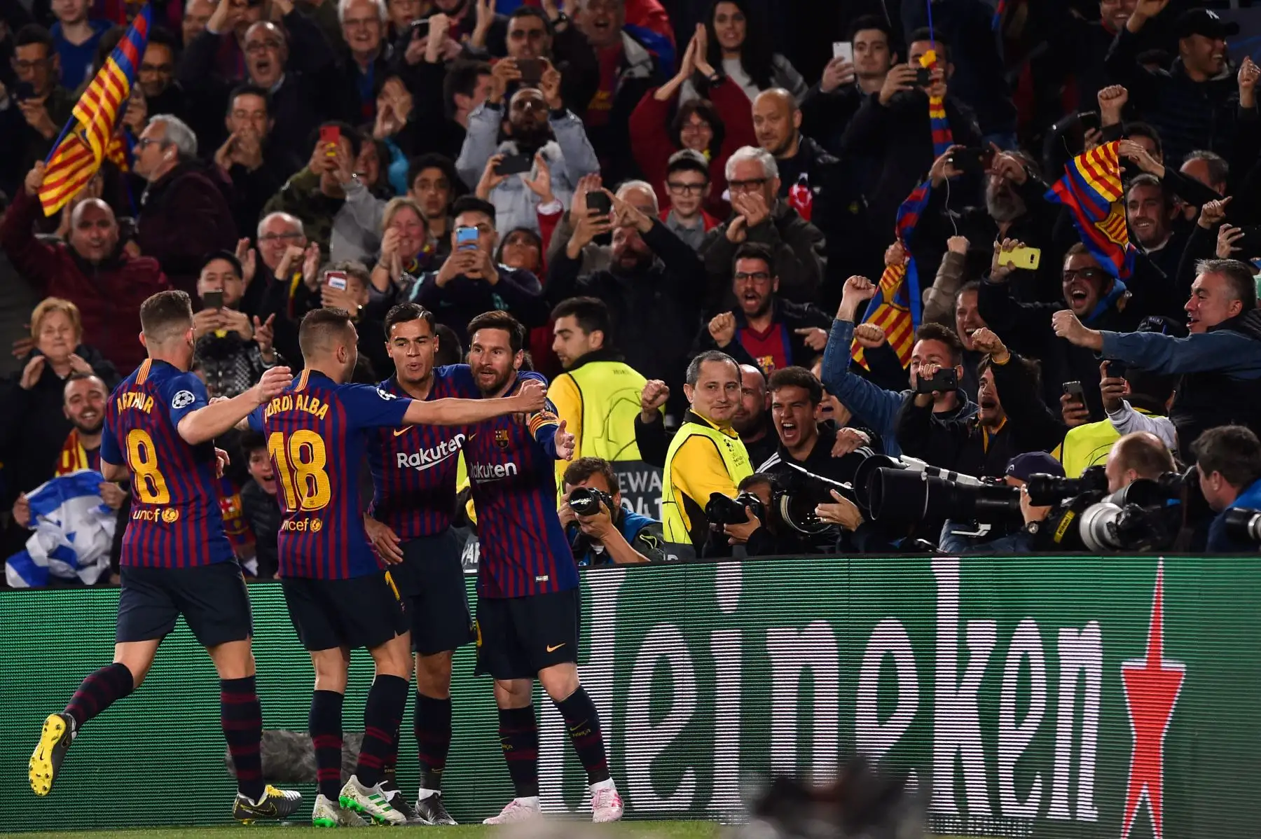 El delantero argentino de Barcelona, Lionel Messi (R), celebra después de anotar durante el partido de fútbol de la segunda jornada de la UEFA Champions League entre Barcelona y Manchester United.Foto:AFP
