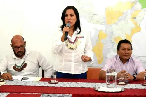 La ministra de Educación, Flor Pablo, el gobernador regional de Loreto y autoridades locales acordaron hoy emprender una cruzada de protección de la infancia para tener escuelas seguras y libres de violencia donde los niños aprendan en una situación de bienestar.
