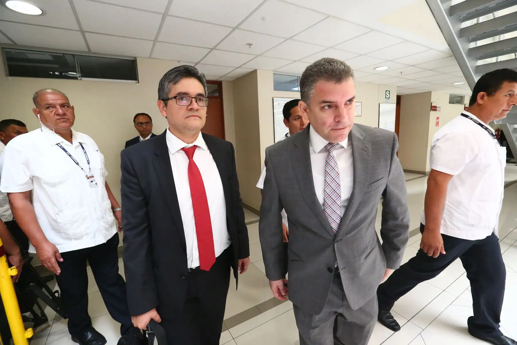 Fiscales Domingo Perez y  Rafael Vela declaran a la prensa a su salida del Poder Judicial donde postergan el pedido de prisión preventiva en juicio al ex presidente Pedro Pablo Kuczynski. Foto:ANDINA/Héctor Vinces