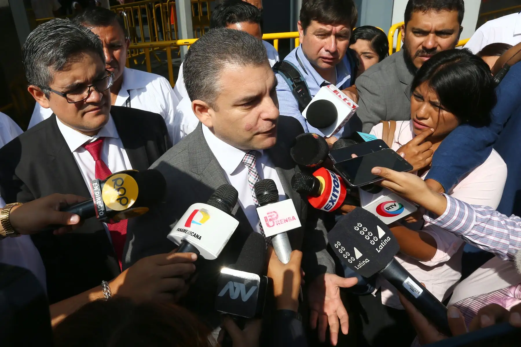 Fiscales Domingo Perez y  Rafael Vela declaran a la prensa a su salida del Poder Judicial donde postergan el pedido de prisión preventiva en juicio al ex presidente Pedro Pablo Kuczynski. Foto:ANDINA/Héctor Vinces