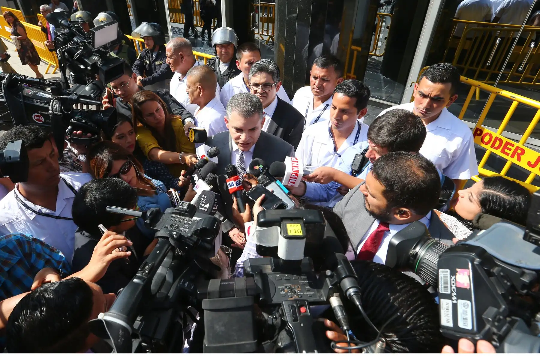 Fiscal Rafael Vela declara a la prensa a su salida del Poder Judicial donde postergan el pedido de prisión preventiva en juicio al ex presidente Pedro Pablo Kuczynski. Foto:ANDINA/Héctor Vinces