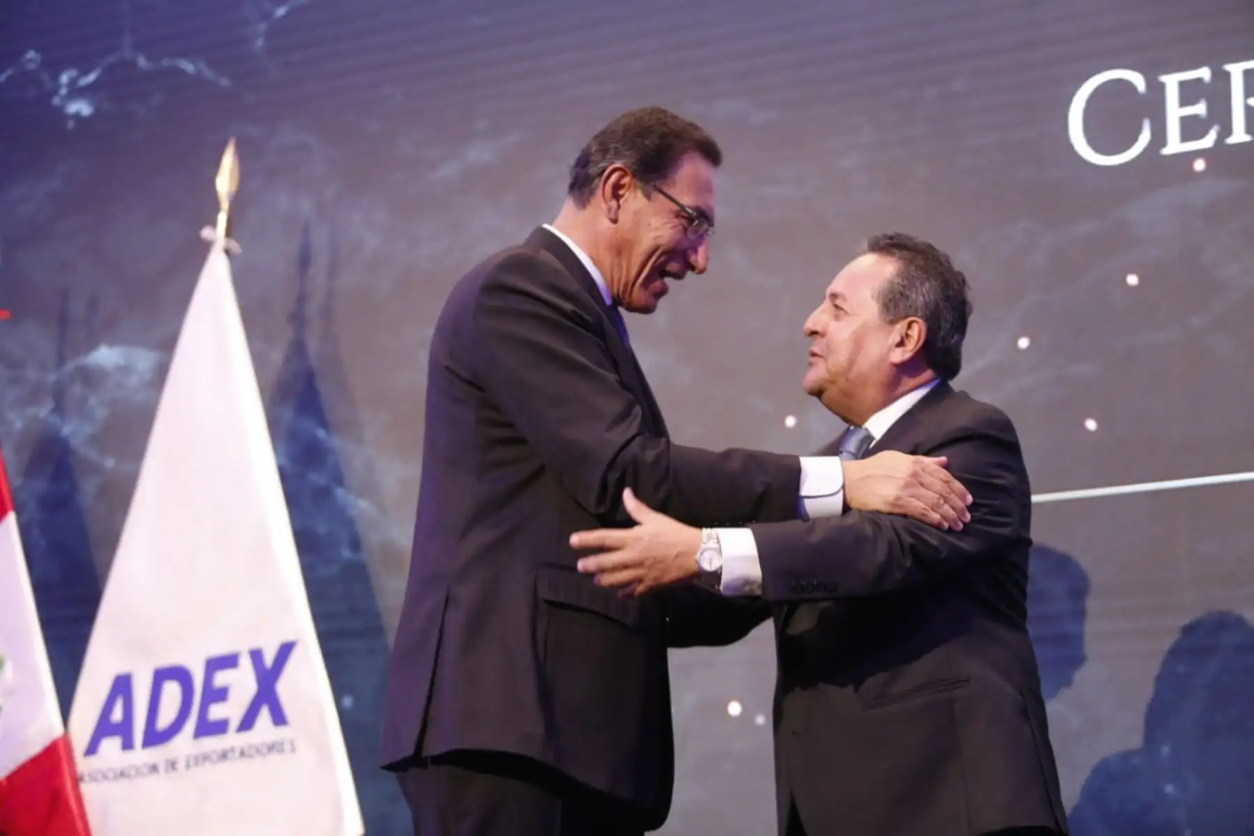 Presidente  Martín Vizcarra y el nuevo presidente de ADEX, Alfonso Velázquez  participan en  la ceremonia de presentación del consejo directivo de la Asociación de Exportadores .Foto: ANDINA/Prensa Presidencia