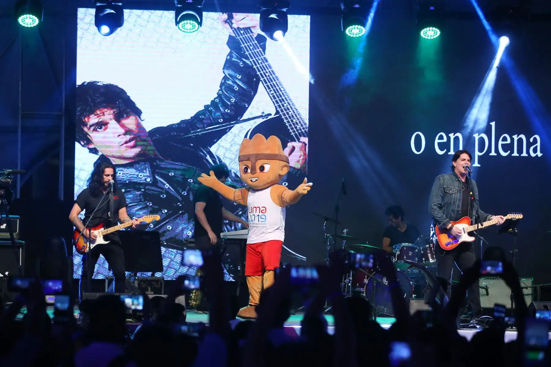 La mascota Milko junto a integrantes de  La Banda - Pedro Suarez Vertiz presente   en la serenata a 100 días de los juegos Lima 2019. Foto: ANDINA/Vidal Tarqui