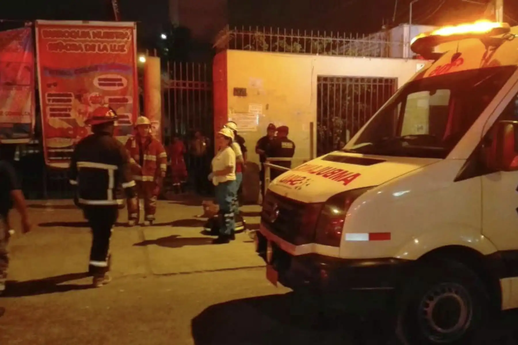 El Cuerpo General de Bomberos Voluntarios del Perú informó que el incidente ocurrió al promediar las 6:19 p.m. Cuatro de sus unidades acudieron para las labores de rescate. Foto: ANDINA/SAMU