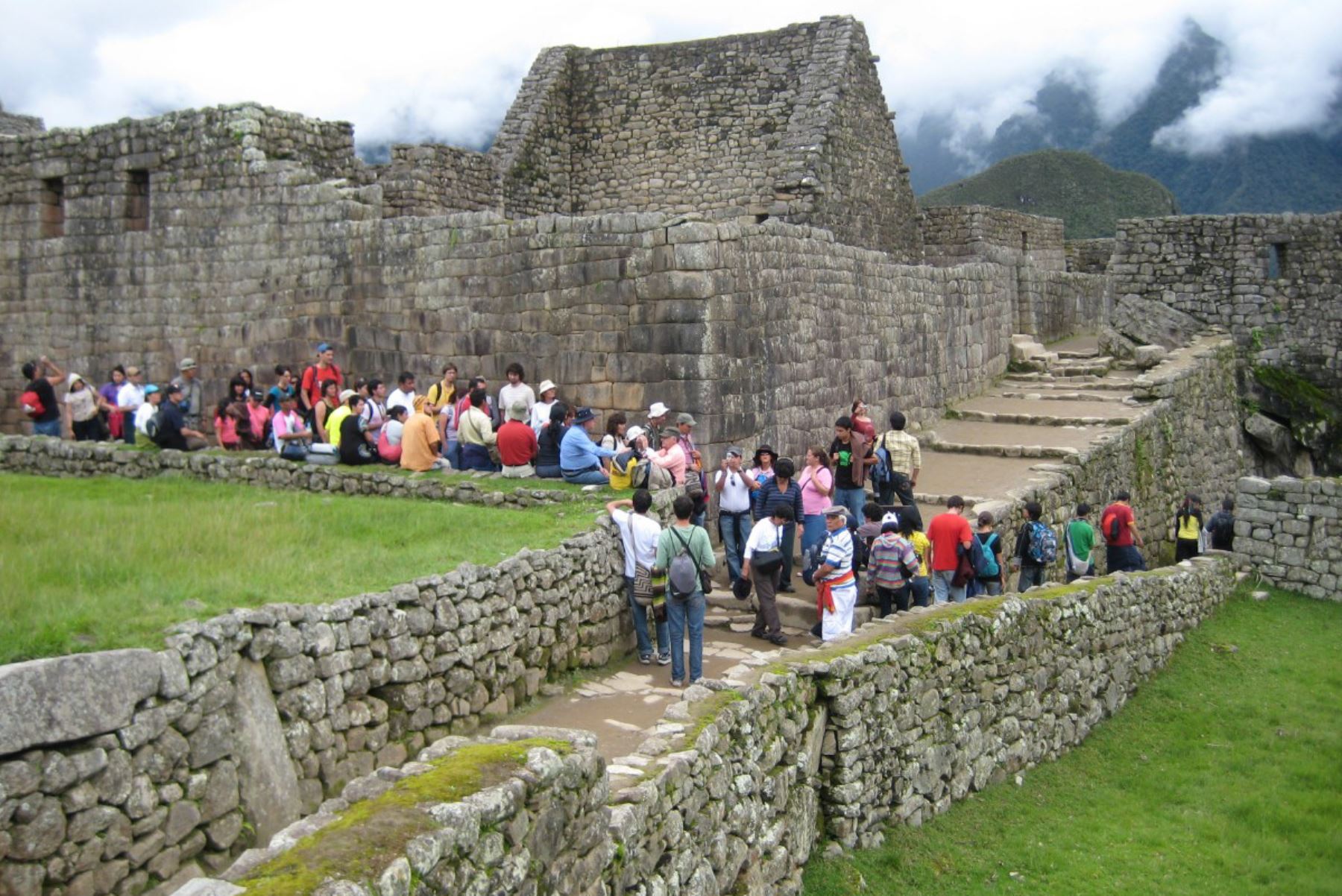 Turistas nacionales y extranjeros recorren el parque arqueológico de Machu Picchu, el Valle Sagrado de Los Incas y el centro histórico de la ciudad del Cusco sin inconvenientes, pese al anunciado paro agrario en toda la región.ANDINA/Difusión