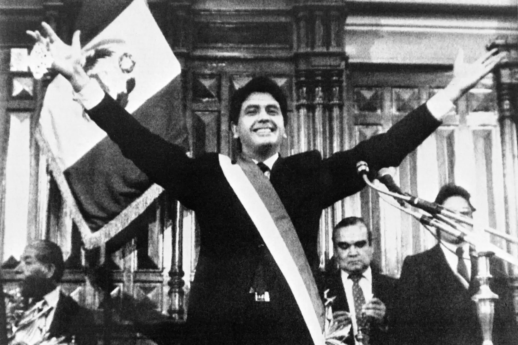 Foto tomada el 26 de julio de 1985 en Lima, mostrando al presidente peruano Alan García durante su inauguración en el gobierno. El socialdemócrata Alan García pidió una integración latinoamericana y una lucha conjunta contra lo que llamó el imperialismo de los países ricos.Foto:AFP