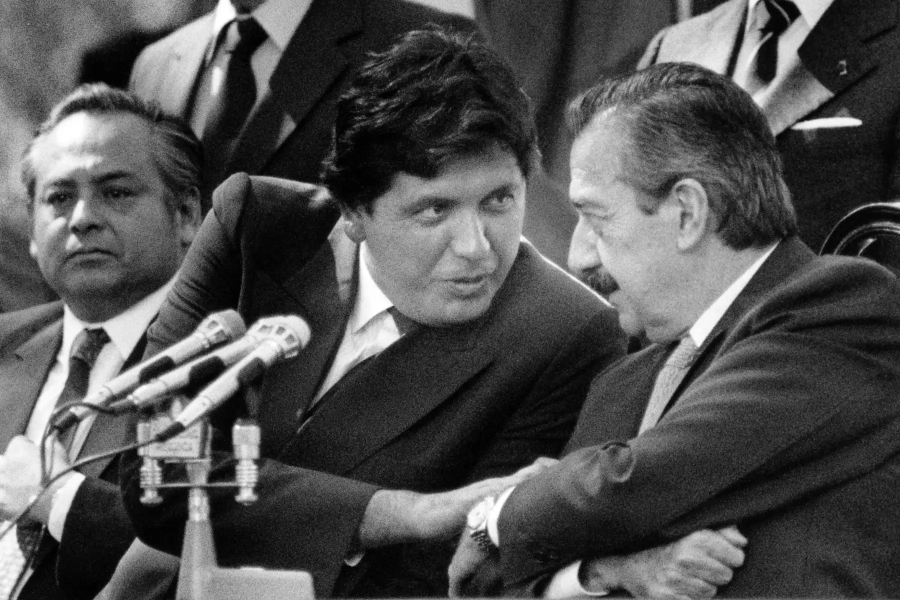 Fotografía tomada el 15 de marzo de 1986 en Olivos, al norte de Buenos Aires, que muestra al presidente peruano Alan García (L) hablando con su homólogo argentino Raúl Alfonsín. Foto:AFP