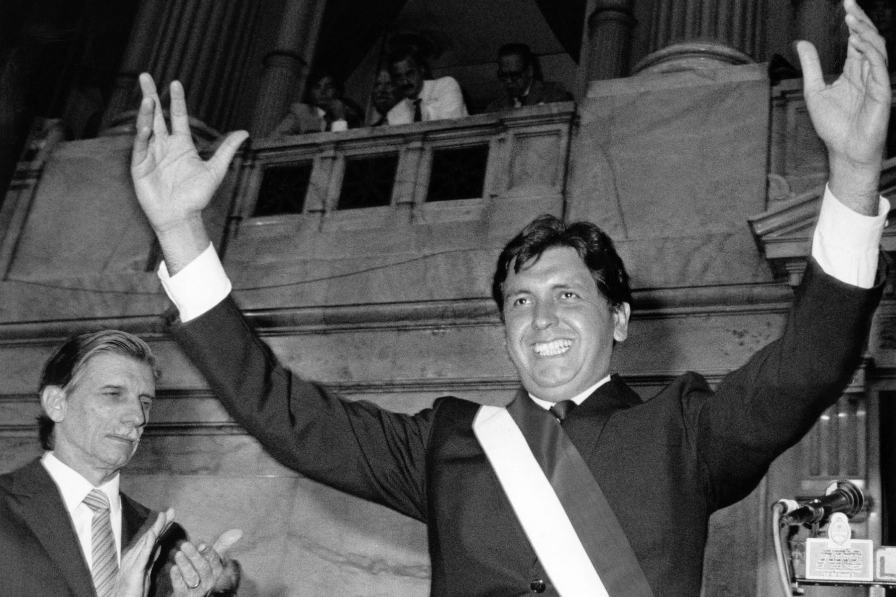 Fotografía tomada el 14 de marzo de 1986 en Buenos Aires, mostrando al presidente peruano Alan García en el parlamento argentino. Foto:AFP