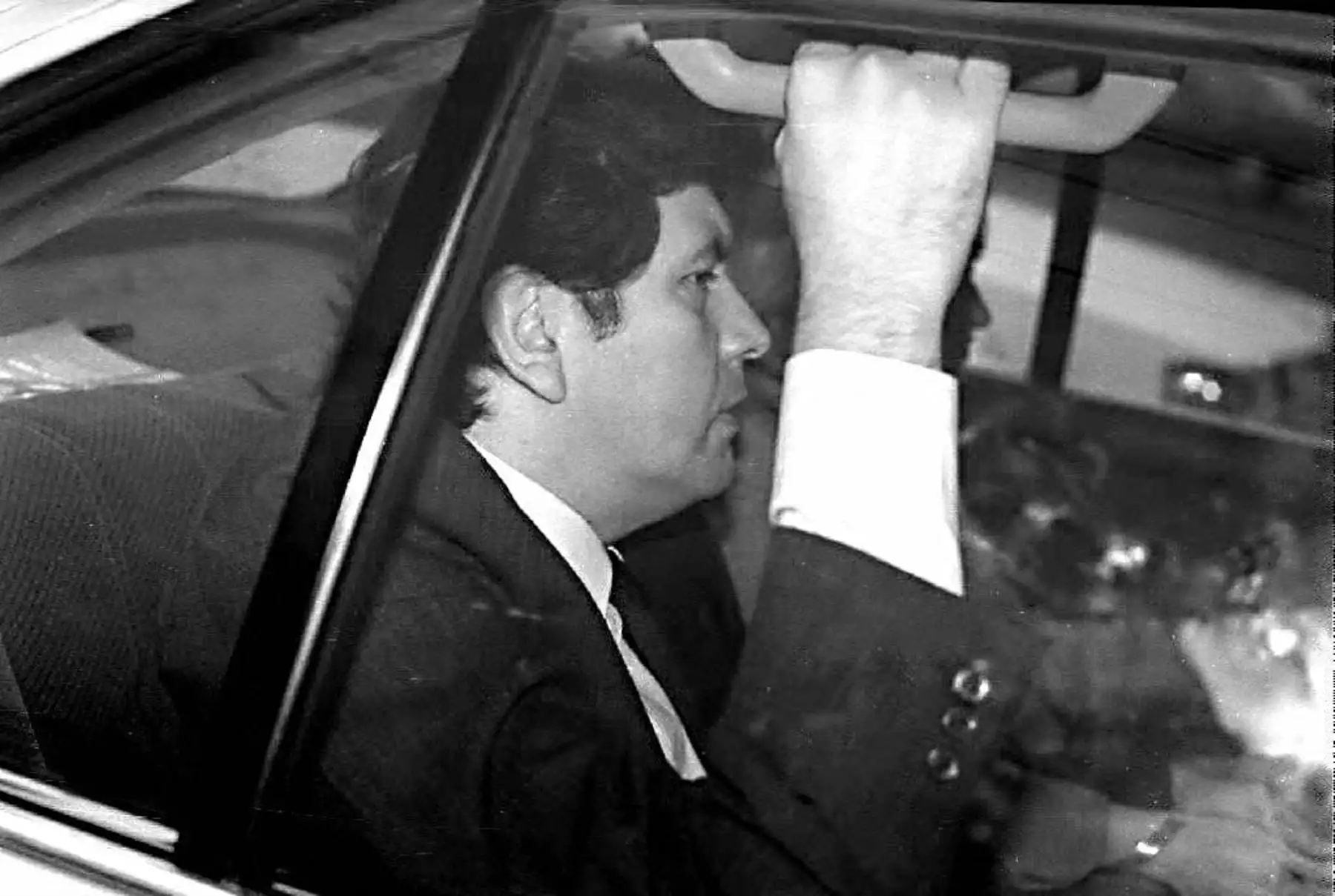 Esta foto de archivo del 02 de junio de 1999 muestra al ex presidente peruano Alan García, que abandona la Embajada de Colombia en su camino hacia el aeropuerto de Lima, Perú. A García le fue otorgado asilo político el 6 de agosto de 1999 por el gobierno colombiano. García acusó al gobierno peruano de persecución. Foto: AFP