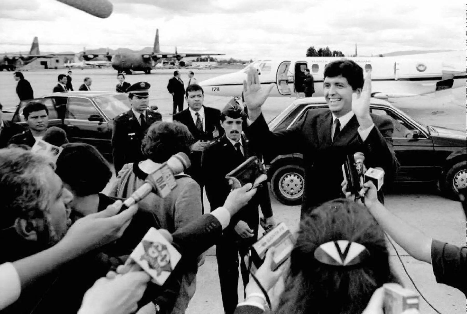 El ex presidente peruano Alan García saluda a la prensa en un aeropuerto militar minutos después de su llegada el 2 de junio de 1992 a Bogotá, Colombia. García, que es el secretario general del principal partido de la oposición en Perú, recibió asilo el 6 de agosto de 1999 por parte del gobierno colombiano. Foto: AFP