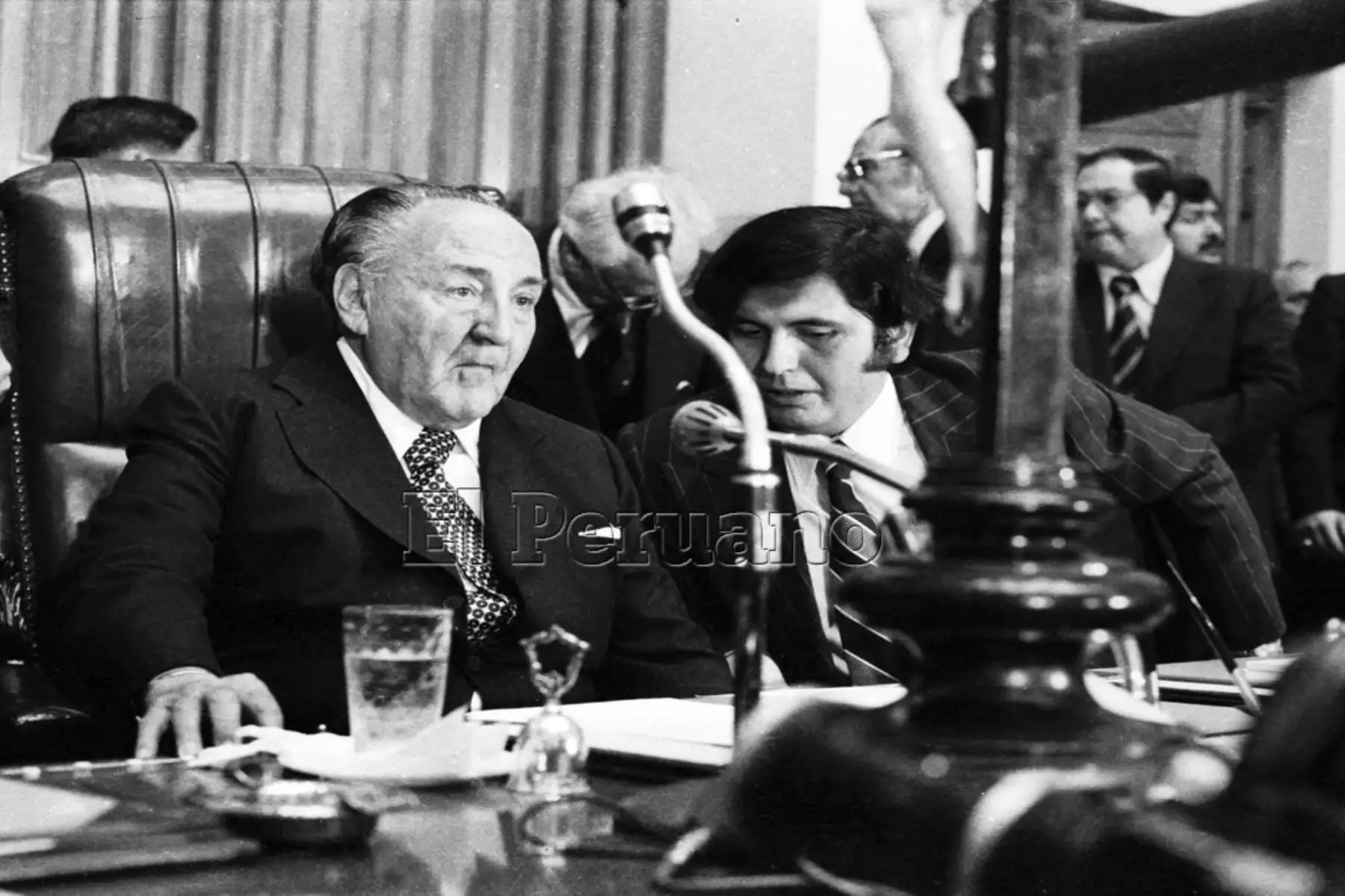 Lima - 18 julio 1978 .En su calidad de representante con la mayor votación preferencial, el líder y fundador del Apra Víctor Raúl Haya de la Torre preside la Junta Preparatoria de la Asamblea Constituyente, lo acompaña como segundo secretario Alan García Pérez.Foto:Archivo Diario El Peruano