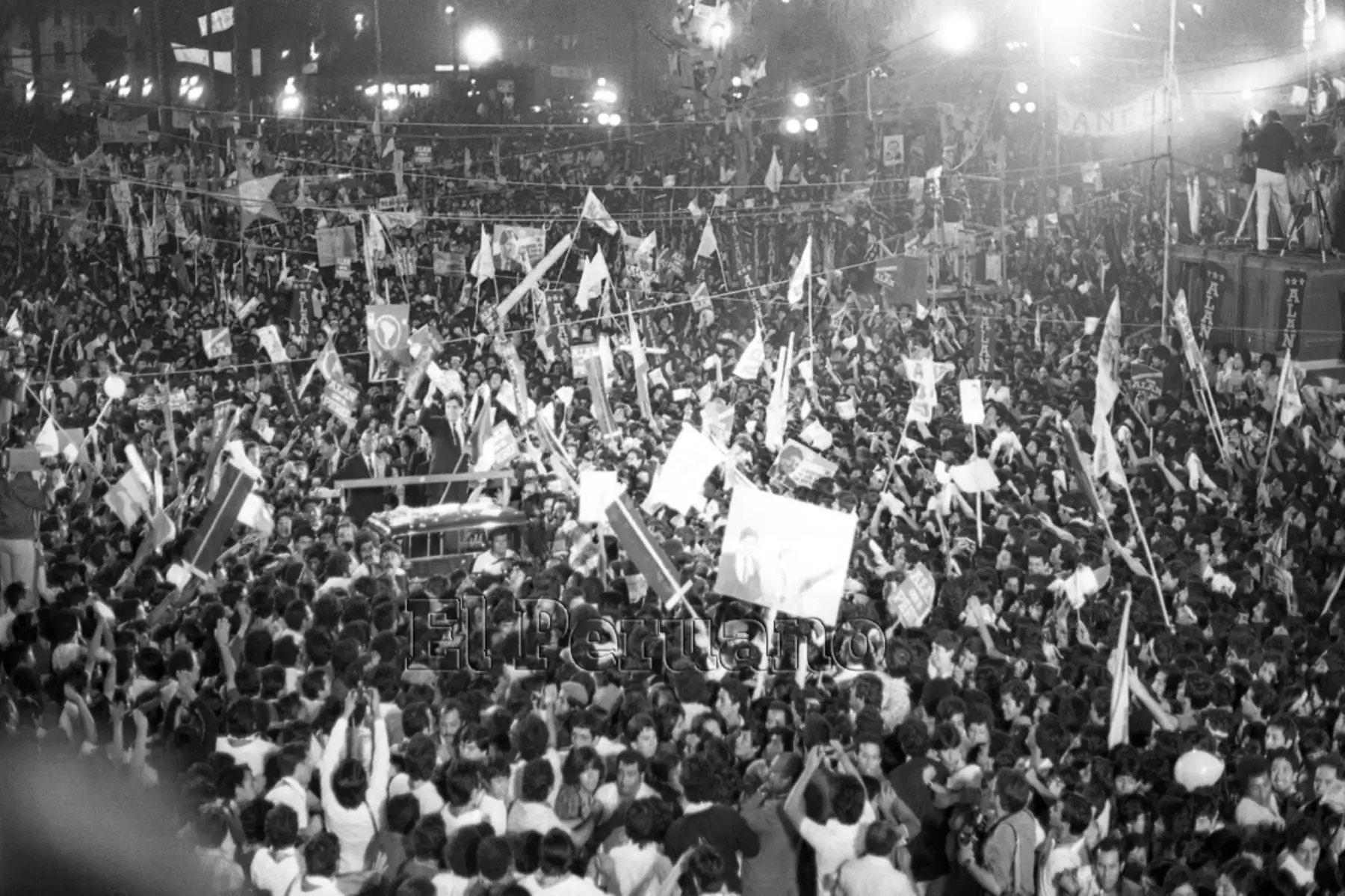 Lima - 10 abril 1985 / Mitin de cierre de campaña del Partido Aprista Peruano en el marco de las elecciones generales presidenciales 1985.
Foto: Archivo Histórico El Peruano
