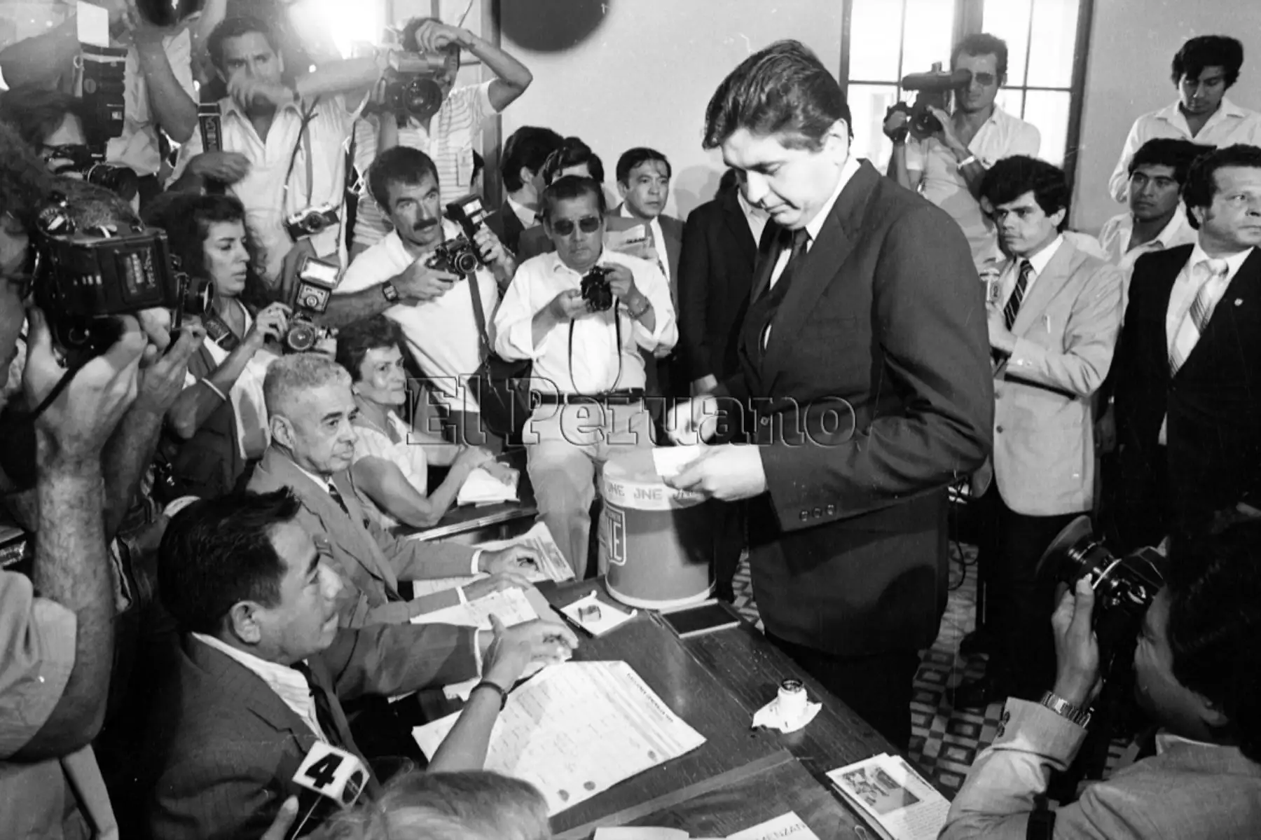 Lima - 14 abril 1985 . El candidato presidencial del Partido Aprista Peruano, Alan García Pérez, emite su voto en el marco de las elecciones generales de 1985.Foto: ANDINA/archivo Diario El Peruano