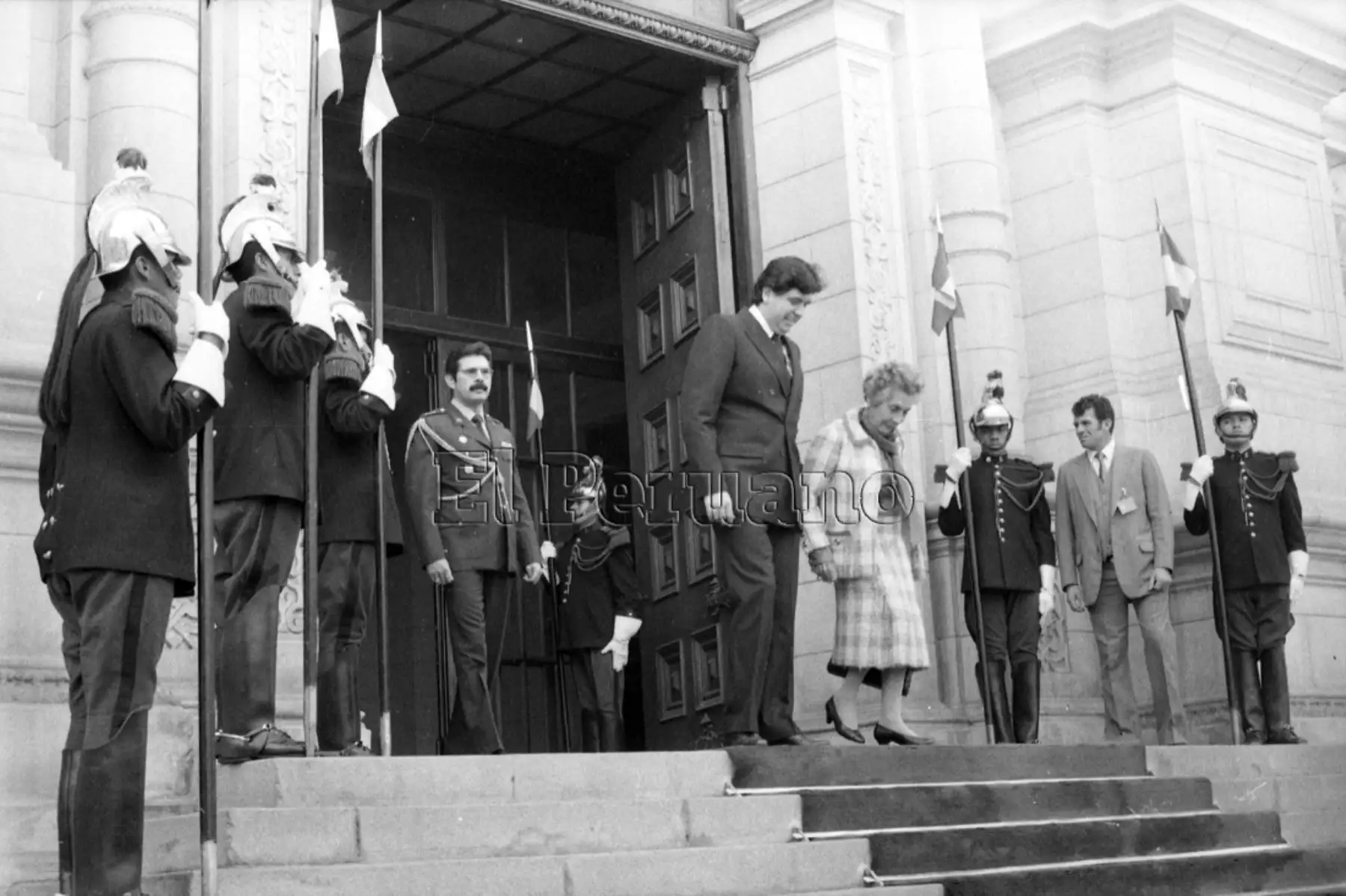 Lima - 19 junio 1986 . El presidente de la República, Alan García Pérez, despide a la ex -primera dama de Chile. Hortensia Bussi, viuda del expresidente Salvador Allende, luego de sostener una reunión en Palacio de Gobierno.
Foto: Archivo Diario El Peruano