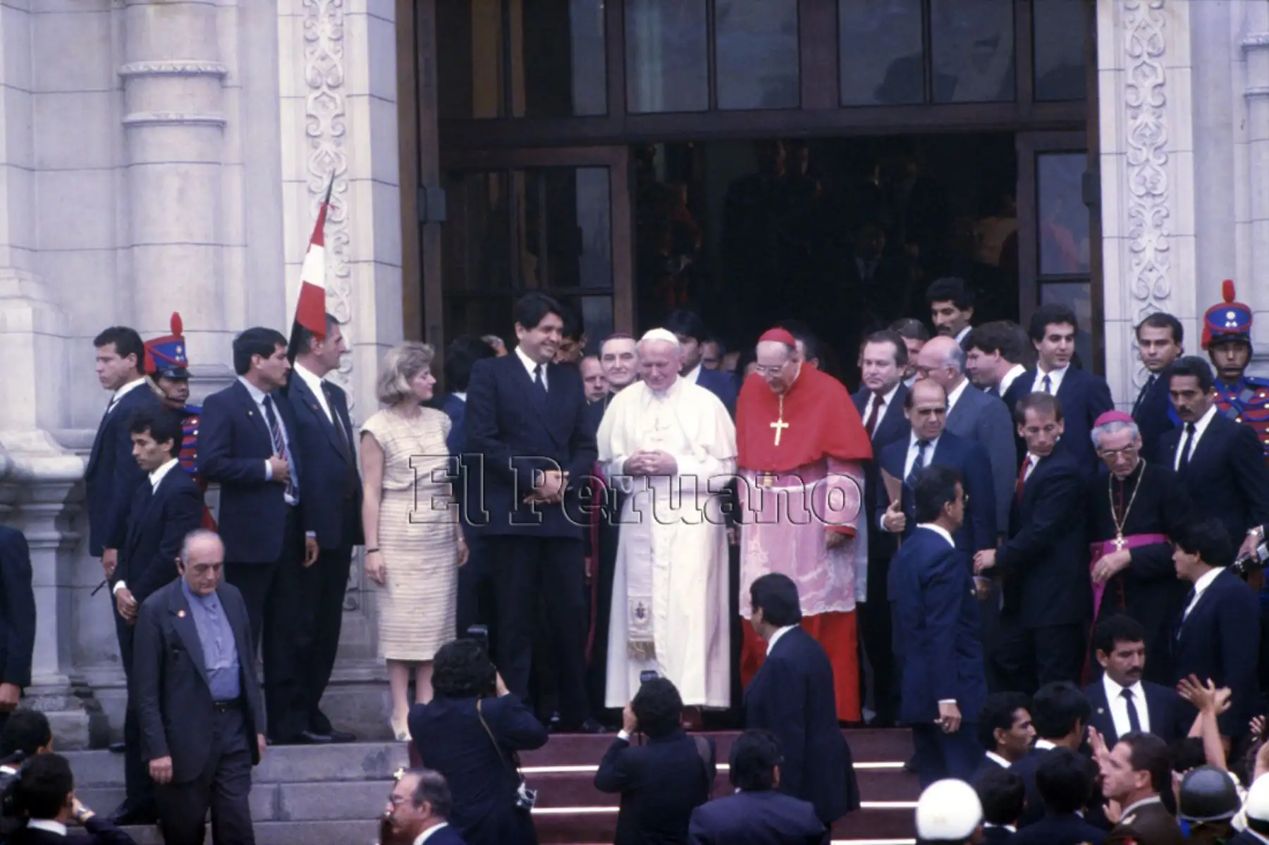 Lima - 15 de mayo 1988 .El Papa Juan Pablo II y el cardenal Juan Landázuri Ricketts abandonan Palacio de Gobierno luego de sostener una reunión con el presidente Alan García Pérez y su esposa Pilar Nores de García. El Sumo Pontífice cumple su segunda visita oficial al Perú en el marco del Congreso Eucarístico y Mariano de los Países Bolivarianos.
Foto: Archivo Diario El Peruano