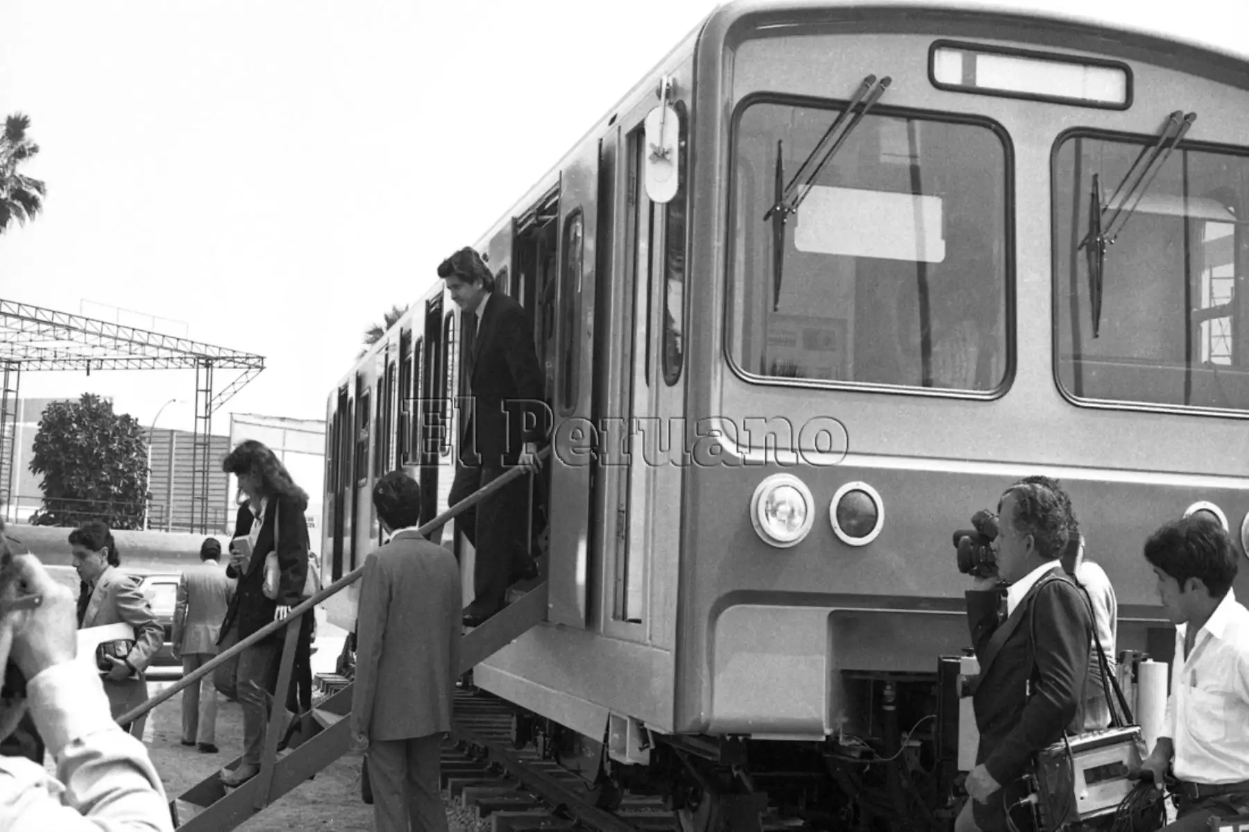 Lima - 21 0ctubre 1989. El presidente Alan García Pérez supervisa la llegada del primer vagón del tren eléctrico de Lima.
Foto: Archivo Diario El Peruano
