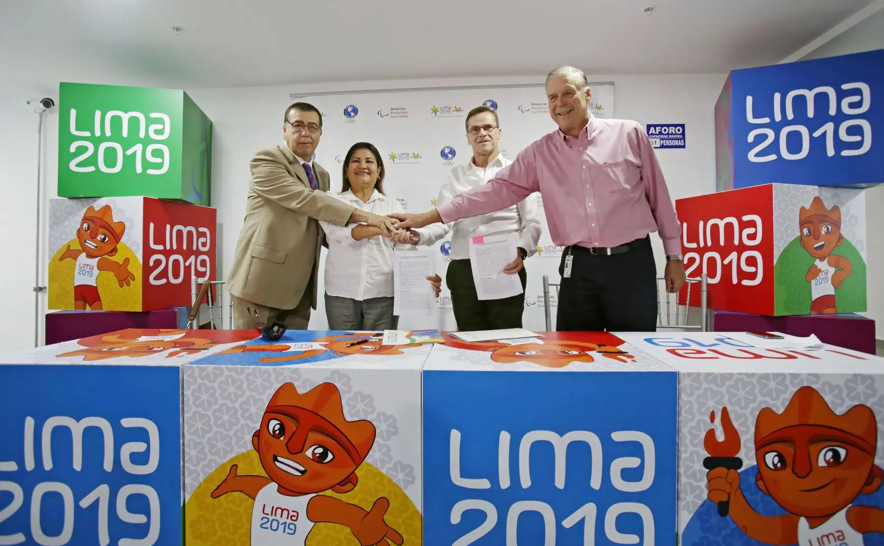 En esta ceremonia de entrega, donde se firmó el convenio de uso de dicho recinto, participaron el Director Ejecutivo de Lima 2019, Carlos Neuhaus; el Gerente de Infraestructura de Lima 2019, Wilhelm Funcke; el gobernador regional del Callao, Dante Mandriotti; el presidente del Instituto Peruano del Deporte (IPD), Sebastián Suito; la presidenta de la Federación Peruana de Voley, Pilar Gonzales; y el representante de la Asociación Nacional Paralímpica y jefe de misión de la delegación Para deportiva peruana, José Gonzalés Mugaburu.Foto: ANDINA/Lima 2019