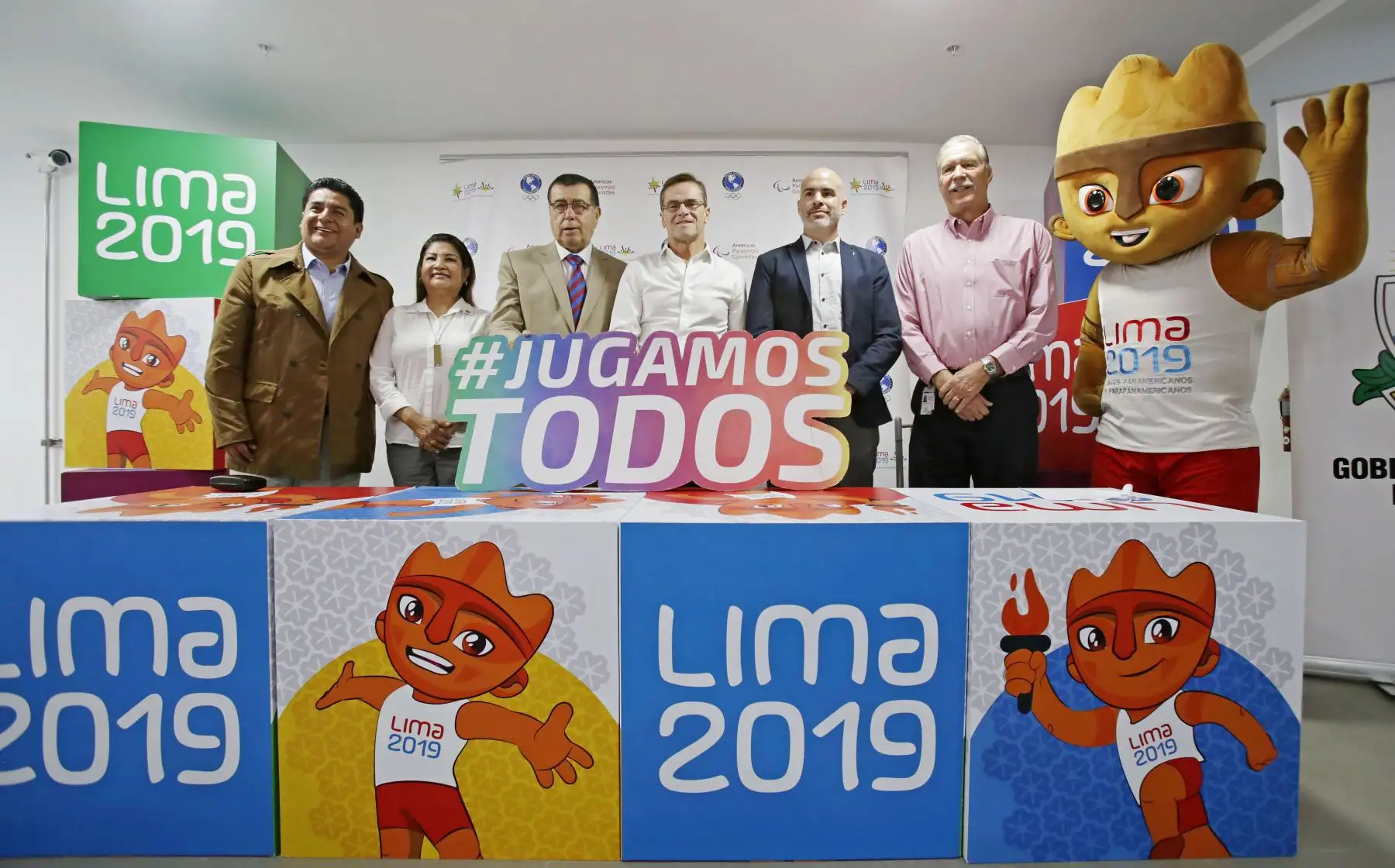 En esta ceremonia de entrega, donde se firmó el convenio de uso de dicho recinto, participaron el Director Ejecutivo de Lima 2019, Carlos Neuhaus; el Gerente de Infraestructura de Lima 2019, Wilhelm Funcke; el gobernador regional del Callao, Dante Mandriotti; el presidente del Instituto Peruano del Deporte (IPD), Sebastián Suito; la presidenta de la Federación Peruana de Voley, Pilar Gonzales; y el representante de la Asociación Nacional Paralímpica y jefe de misión de la delegación Para deportiva peruana, José Gonzalés Mugaburu.Foto: ANDINA/Lima 2019