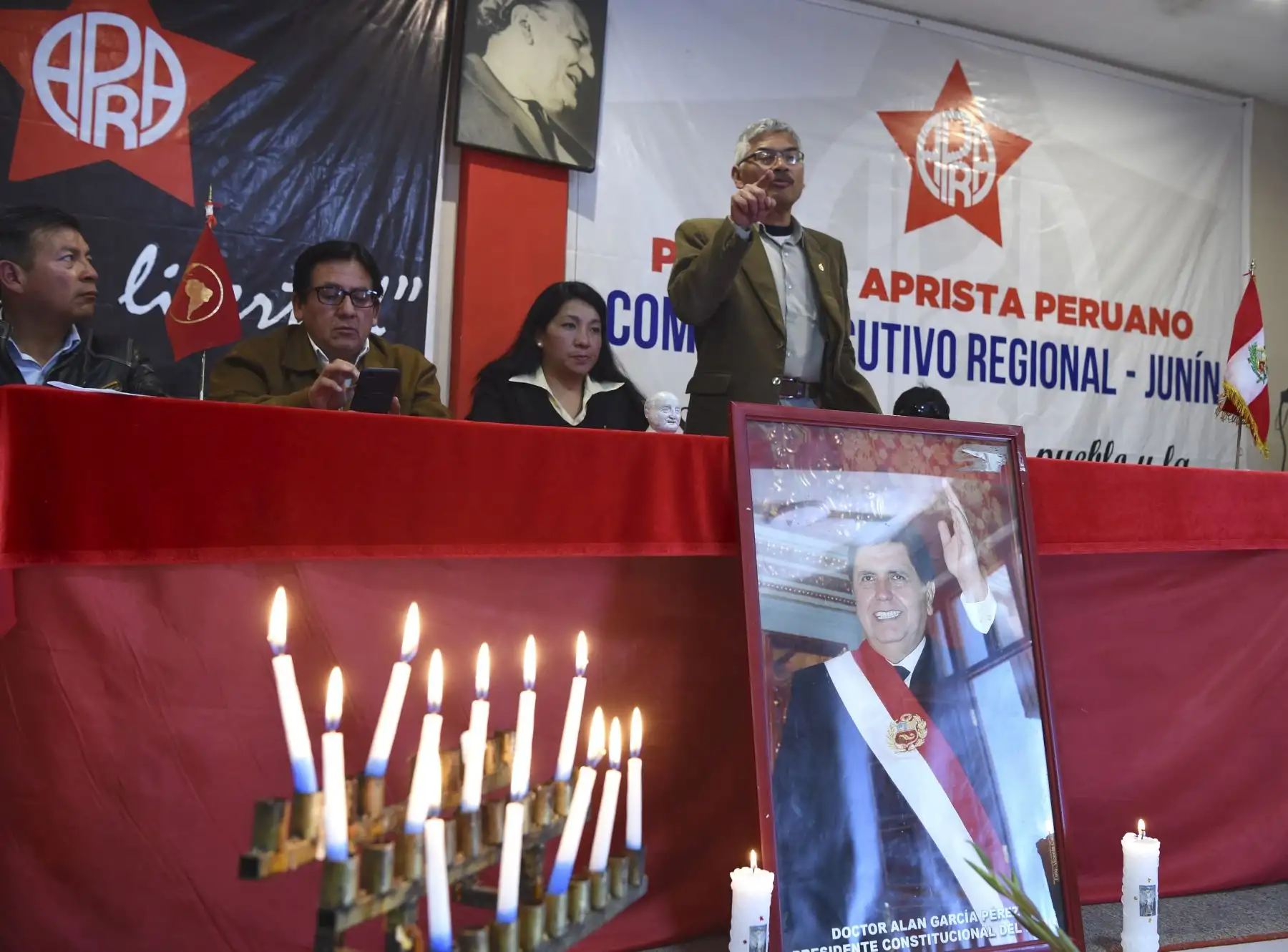 Los partidarios del ex presidente peruano Alan García participan en un servicio conmemorativo en la sede de la Alianza Popular Revolucionaria Americana (APRA) en la ciudad andina de Huancayo, 350 kilómetros al este de Lima, luego de enterarse de que murió el 17 de abril de 2019 después de suicidarse. 
Foto:AFP