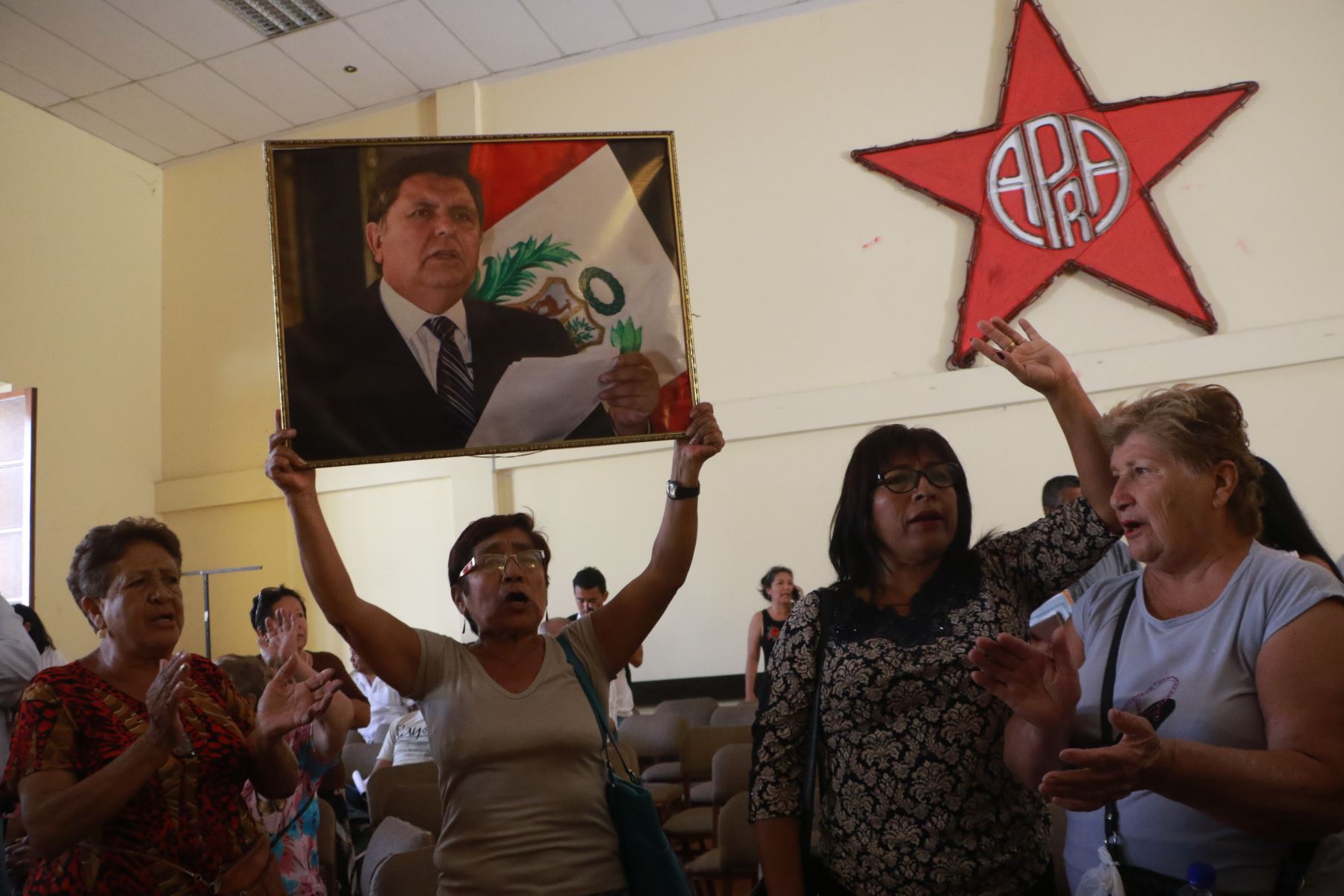 En la Casa del Pueblo de Trujillo se congregaron numerosos  militantes ante la noticia del fallecimiento de Alan García.