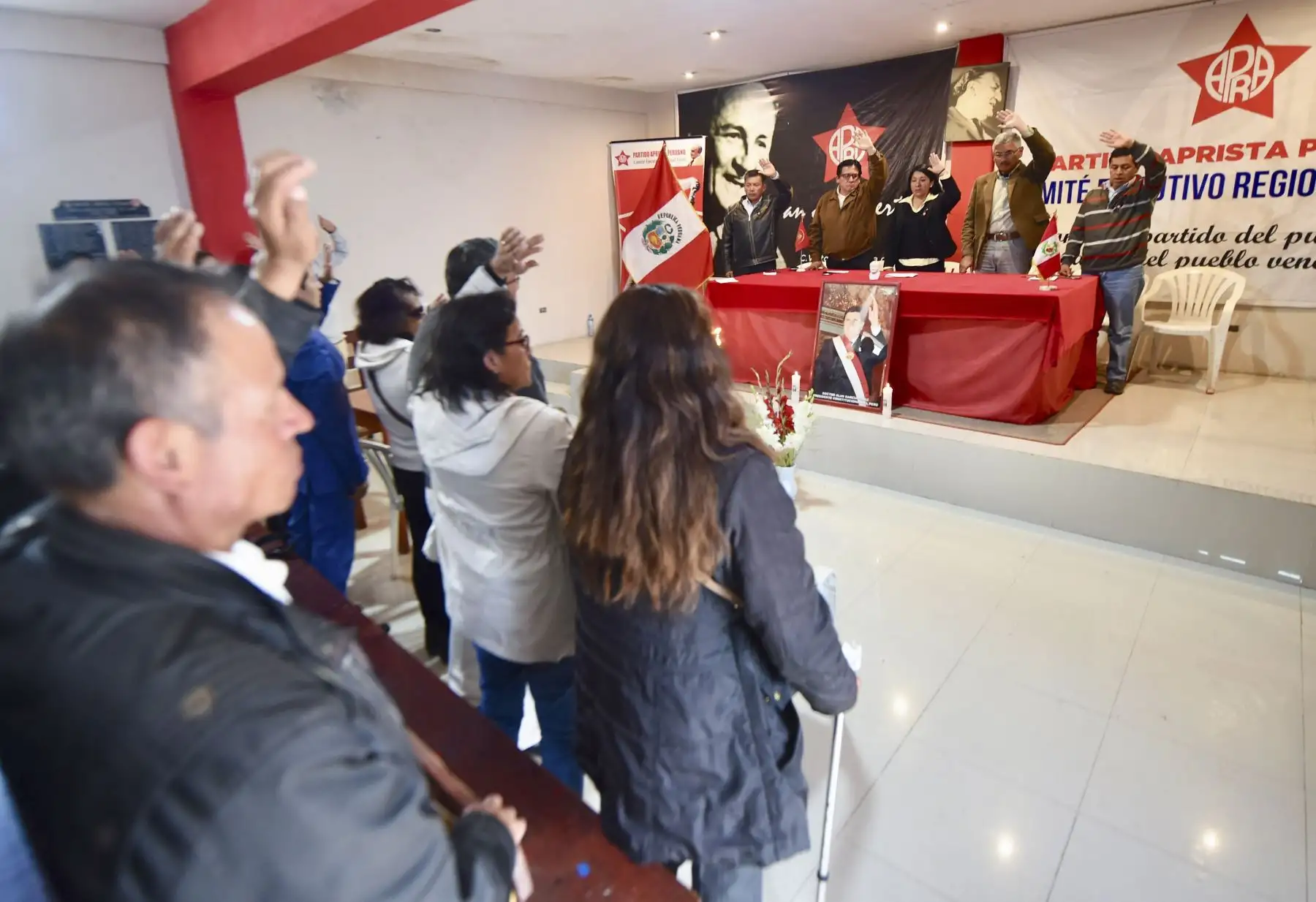 Los partidarios del ex presidente peruano Alan García participan en un servicio conmemorativo en la sede de la Alianza Popular Revolucionaria Americana (APRA) en la ciudad andina de Huancayo, 350 kilómetros al este de Lima, luego de enterarse de que murió el 17 de abril de 2019 después de suicidarse. 
Foto:AFP