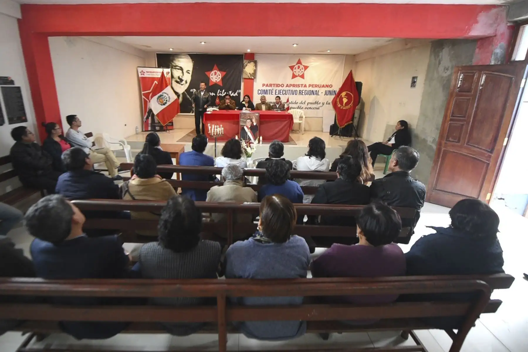 Los partidarios del ex presidente peruano Alan García participan en un servicio conmemorativo en la sede de la Alianza Popular Revolucionaria Americana (APRA) en la ciudad andina de Huancayo, 350 kilómetros al este de Lima, luego de enterarse de que murió el 17 de abril de 2019 después de suicidarse. 
Foto:AFP