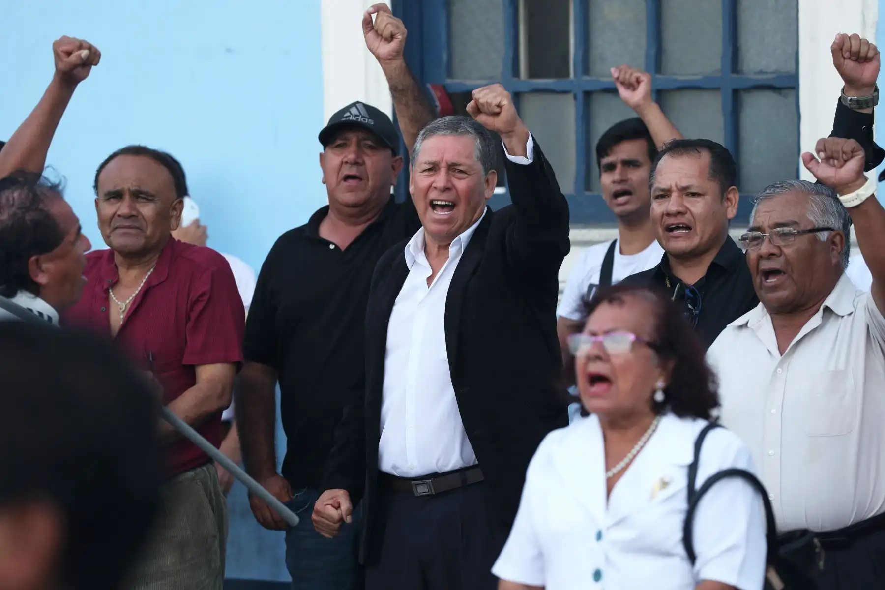 Partidarios del partido Aprista rinden homenaje a su lider Alan Garcia, quien hoy se quito la vida. Foto: ANDINA/Melina Mejía