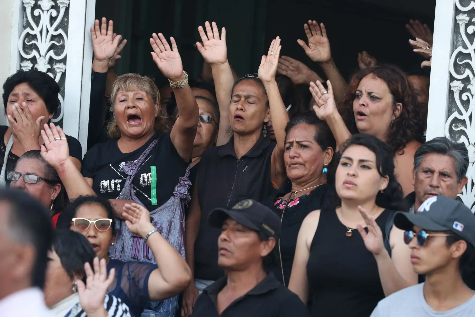 Partidarios del partido Aprista rinden homenaje a su lider Alan Garcia, quien hoy se quito la vida. Foto: ANDINA/Melina Mejía