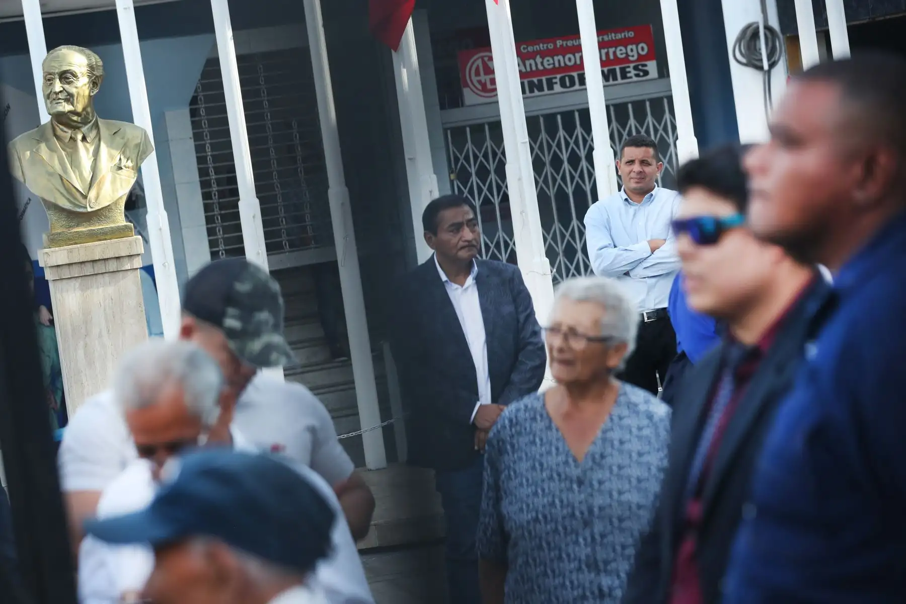 Partidarios del partido Aprista rinden homenaje a su lider Alan Garcia, quien hoy se quito la vida. Foto: ANDINA/Melina Mejía
