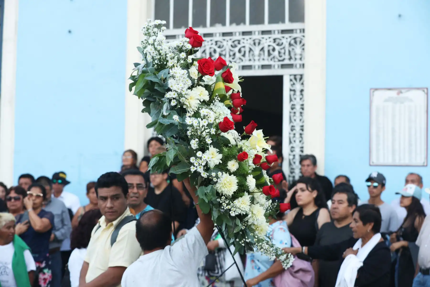 Partidarios del partido Aprista rinden homenaje a su lider Alan Garcia, quien hoy se quito la vida. Foto: ANDINA/Melina Mejía