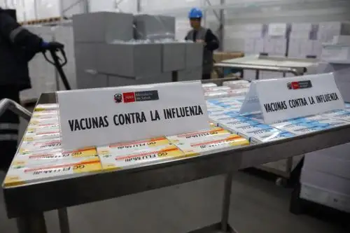 El Ministerio de Salud (Minsa) empezó la distribución de dos millones de vacunas contra la Influenza a los más de 8,000 establecimientos de salud del país, como una medida de protección para la temporada de heladas y friaje.