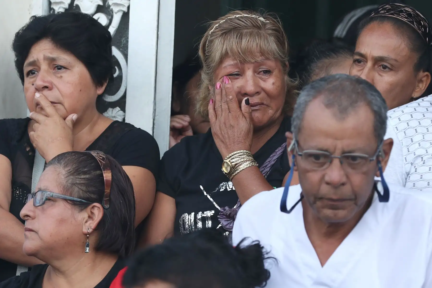 Partidarios del partido Aprista rinden homenaje a su lider Alan Garcia, quien hoy se quito la vida. Foto: ANDINA/Melina Mejía
