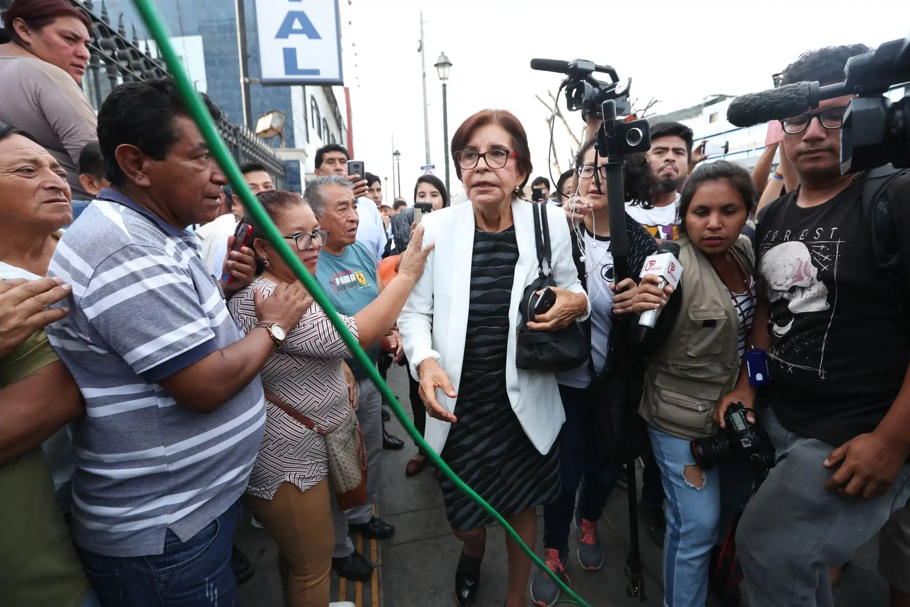 Mercedes Cabanillas llega a la casa del pueblo para recibir el cuerpo de Alan Garcia. Foto: ANDINA/Melina Mejía