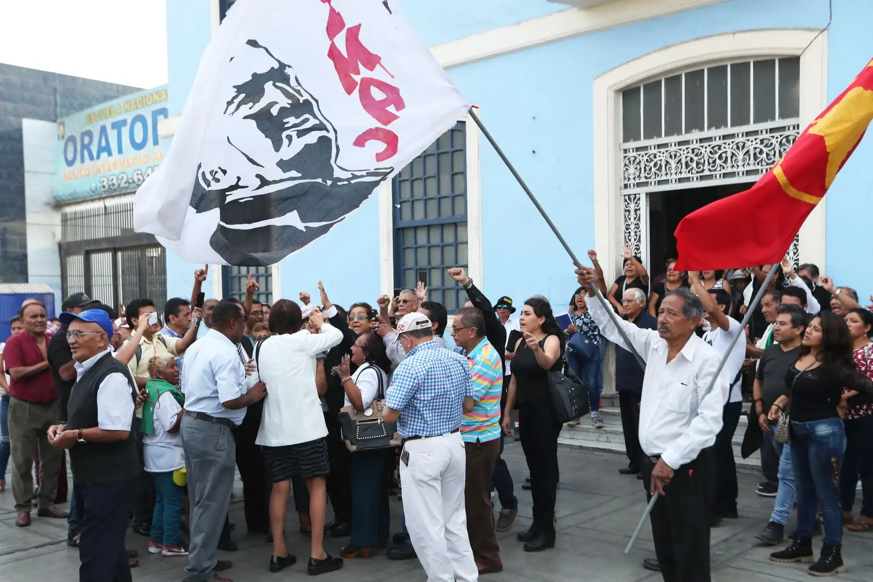 Partidarios llegan a la casa del pueblo para recibir los restos de Alan Garcia. Foto: ANDINA/Melina Mejía
