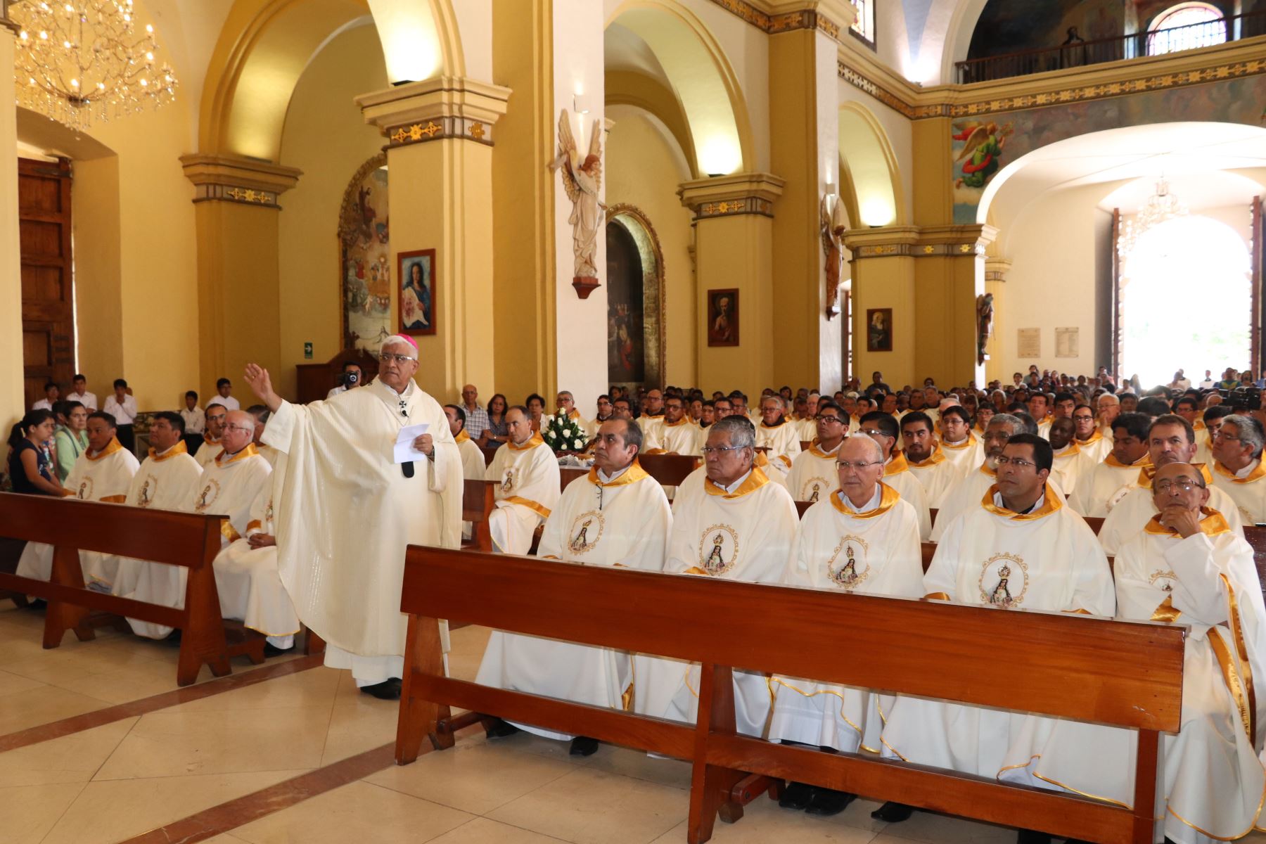 El arzobispo de Trujillo y presidente de la Conferencia Episcopal Peruana, monseñor Miguel Cabrejos, ofició la misa crismal en la que más de 150 presbíteros renovaron sus promesas sacerdotales.