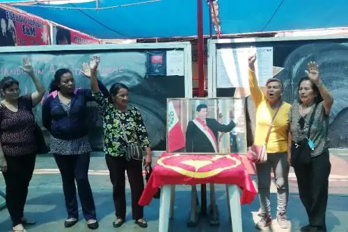 Los militantes del Partido Aprista Peruano en Chimbote entonaron el himno de La Marsellesa aprista a modo de homenaje al expresidente Alan García. Foto: ANDINA/Gonzalo Horna