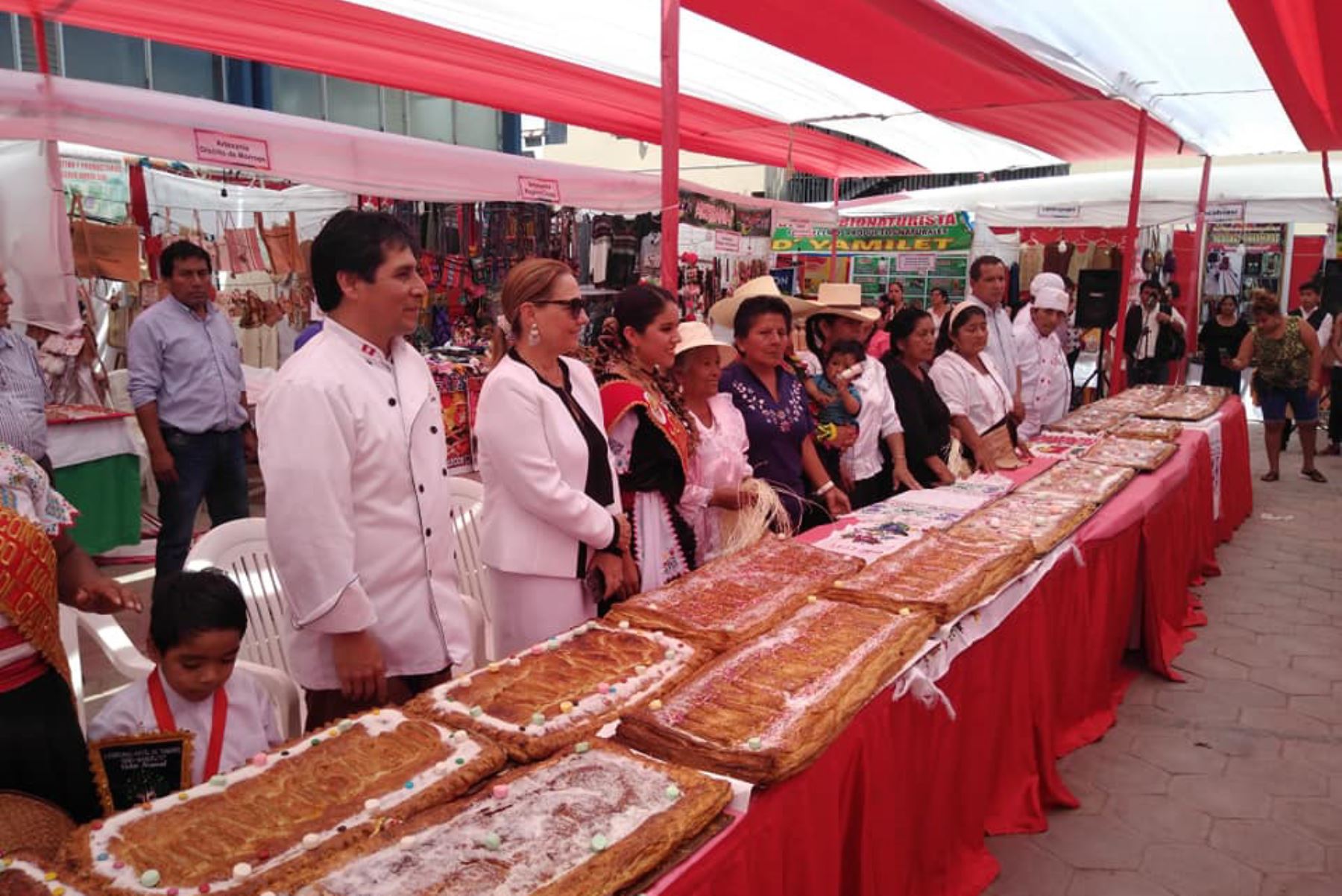 Con 250 kilos de harina y 20 kilos manteca, panificadores de Monsefú (Lambayeque) prepararon pastel gigante que fue degustado por asistentes a feria artesanal por el aniversario de Chiclayo.