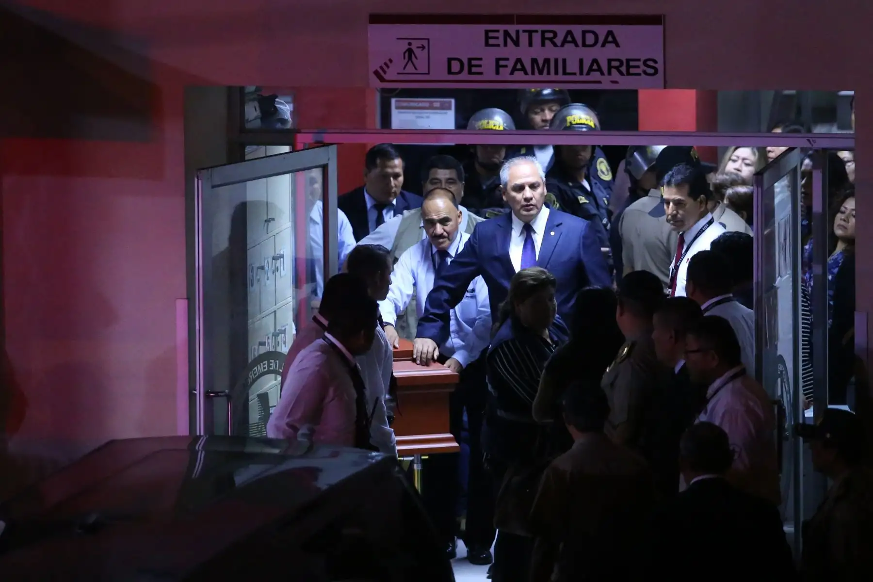 Féretro con los restos  del ex presidente Alan García sale del hospital Casimiro Ulloa rumbo a la Casa del Pueblo. Foto: ANDINA/ Vidal Tarqui